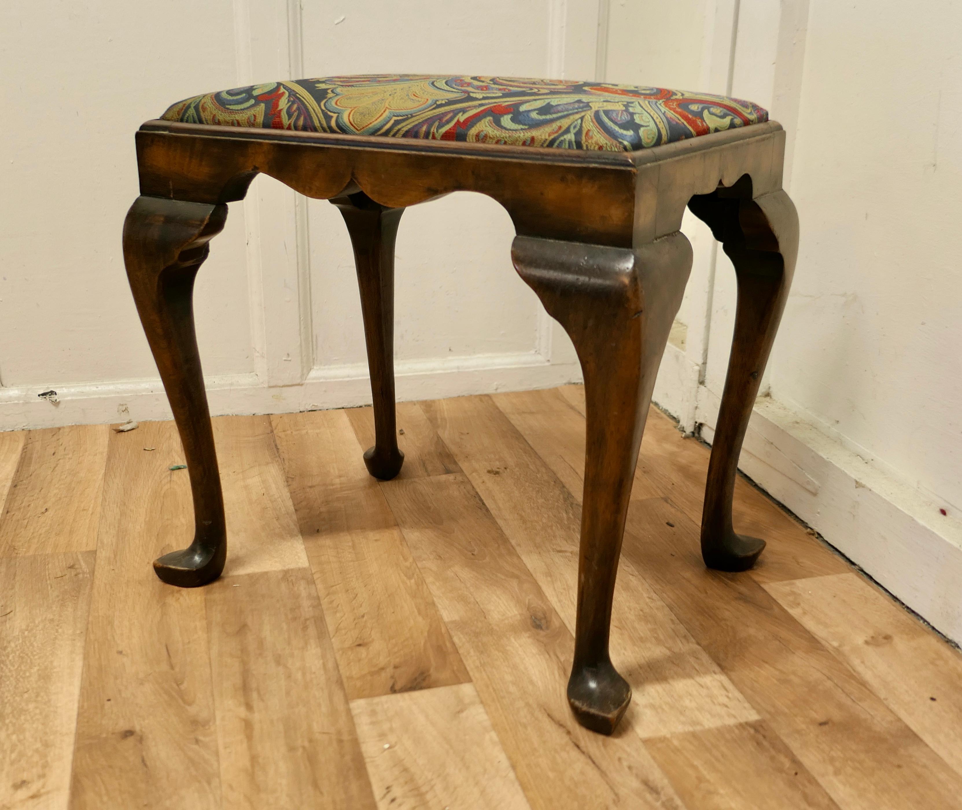 Elégant tabouret d'appoint Victorien Art Nouveau en noyer.

Ce tabouret de qualité est fabriqué en noyer et repose sur des pieds cabriole avec de jolis bords festonnés. Il est recouvert d'un tissu jacquard épais, un superbe design Art nouveau,