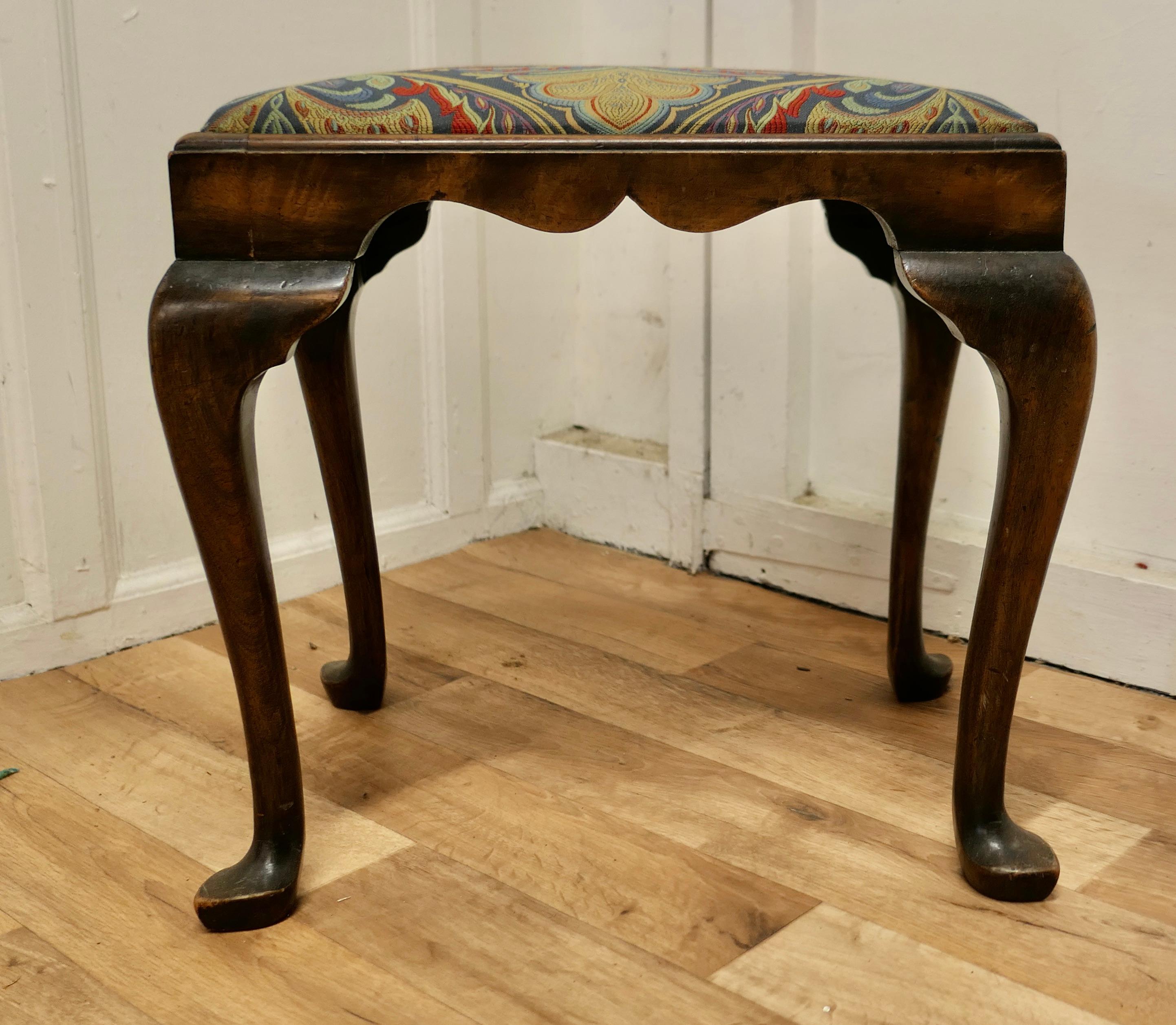 Tabouret d'appoint élégant en noyer de style victorien Art nouveau Bon état - En vente à Godshill, Isle of Wight