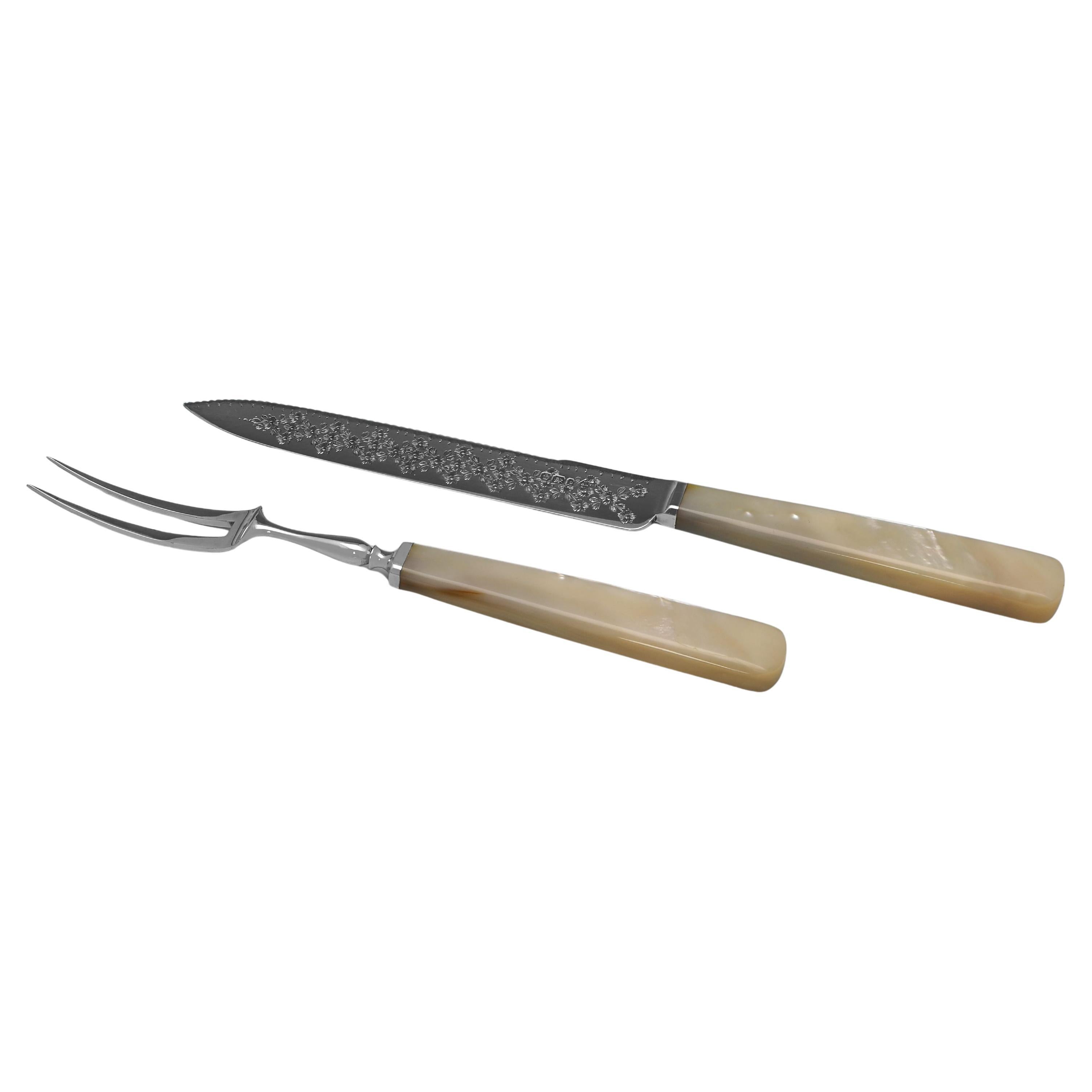 Dieses elegante viktorianische Tortenbesteck aus antikem Sterlingsilber und Perlmutt wurde 1897 in Sheffield von Martin, Hall & Co. gestempelt und wird in einem Etui präsentiert. Das Set besteht aus einer Gabel mit zwei Zinken und einem Messer mit