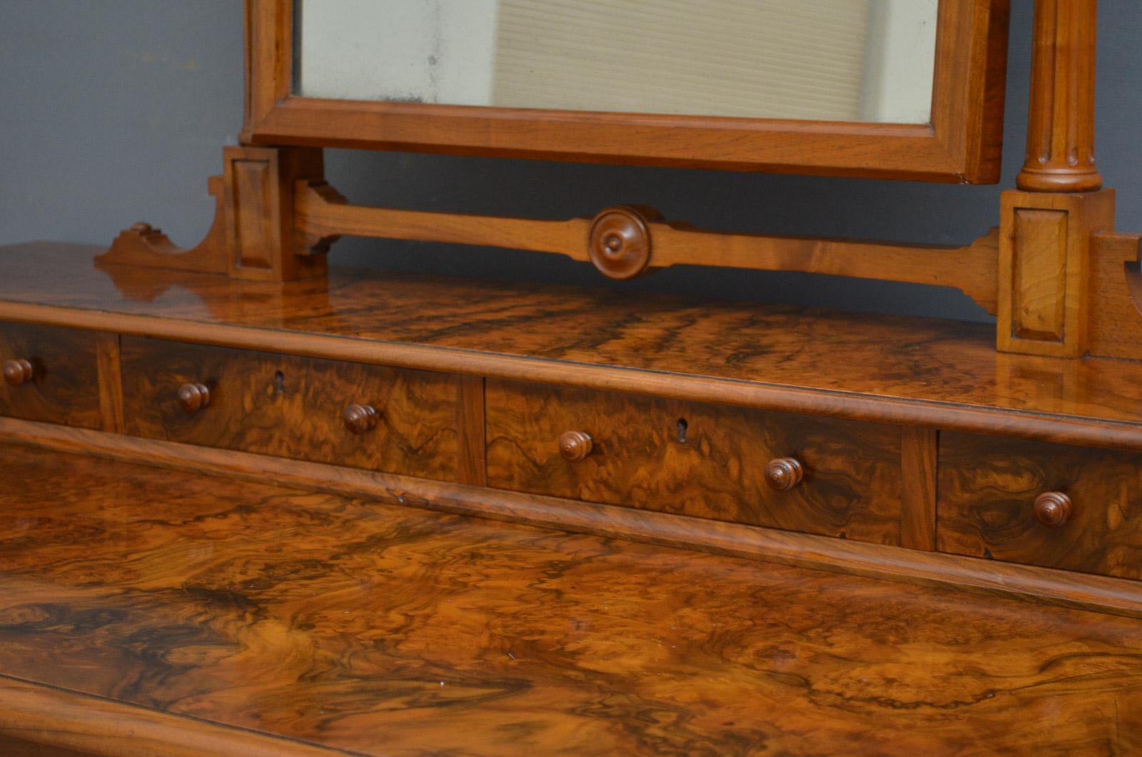 Elegant Victorian Dressing Table in Burr Walnut In Excellent Condition In Whaley Bridge, GB