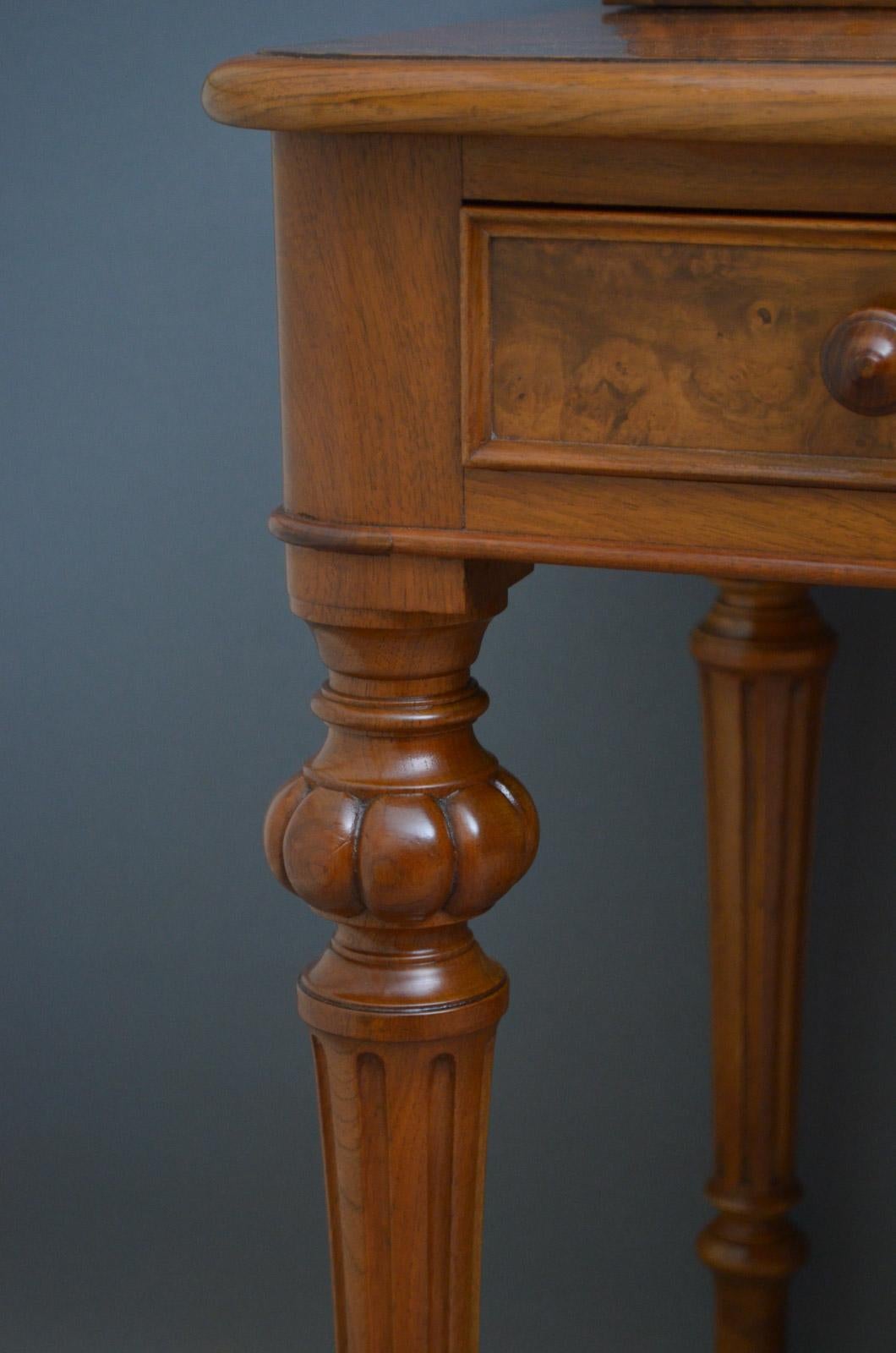 Elegant Victorian Dressing Table in Burr Walnut 4