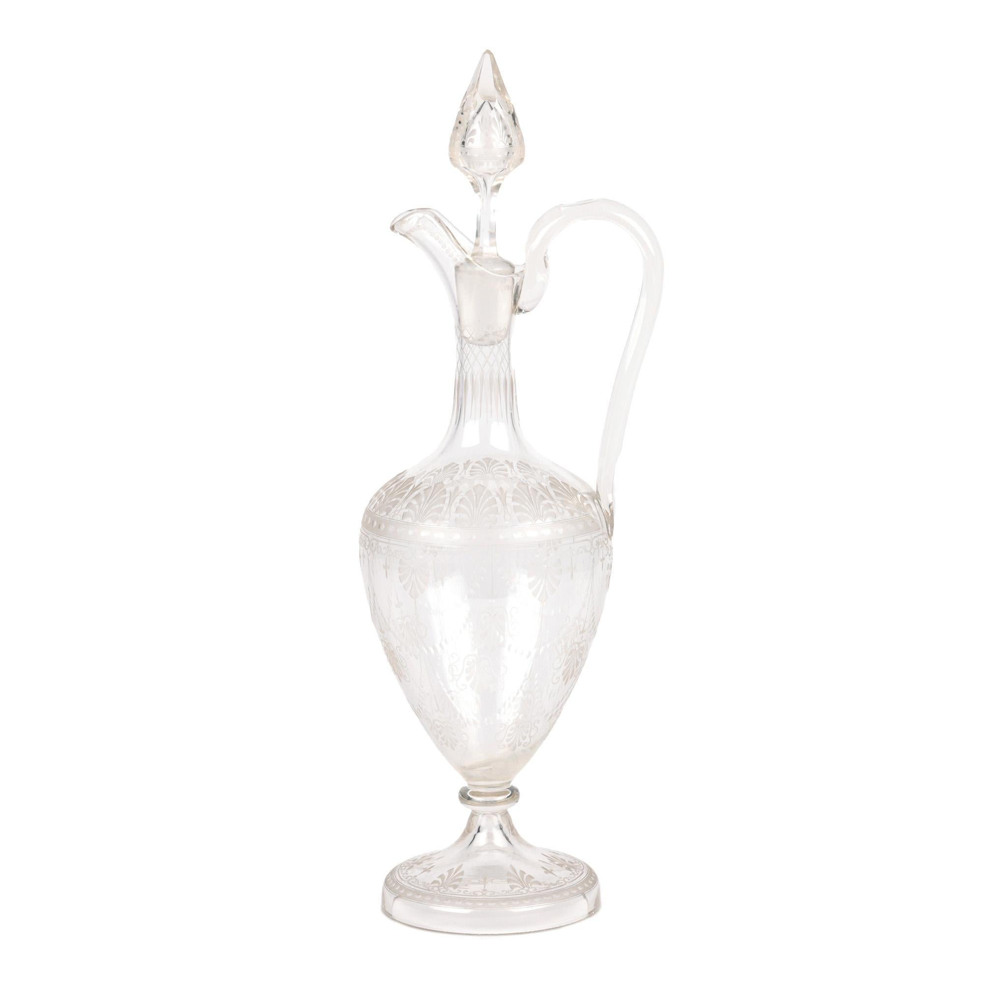 Une très belle et élégante cruche ou aiguière en verre de l'époque victorienne, probablement pour le claret, gravée de guirlandes et de motifs de feuilles stylisées, datant du XIXe siècle. La grande cruche repose sur un pied rond légèrement bombé,