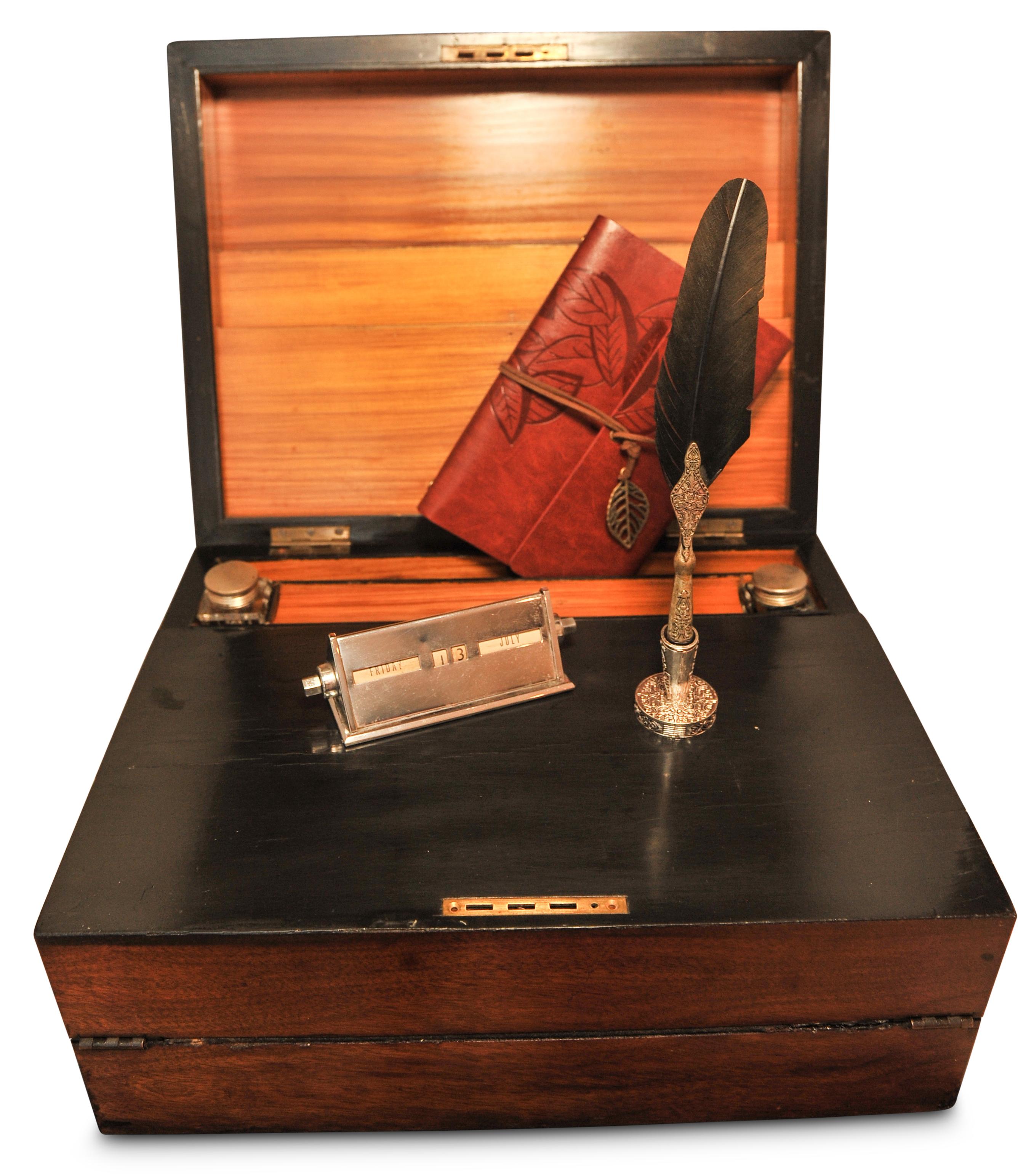 Eleganter viktorianischer Schreibtisch aus geflammtem Mahagoni mit Schnörkeln und stationärem Leder innen (Britisch) im Angebot