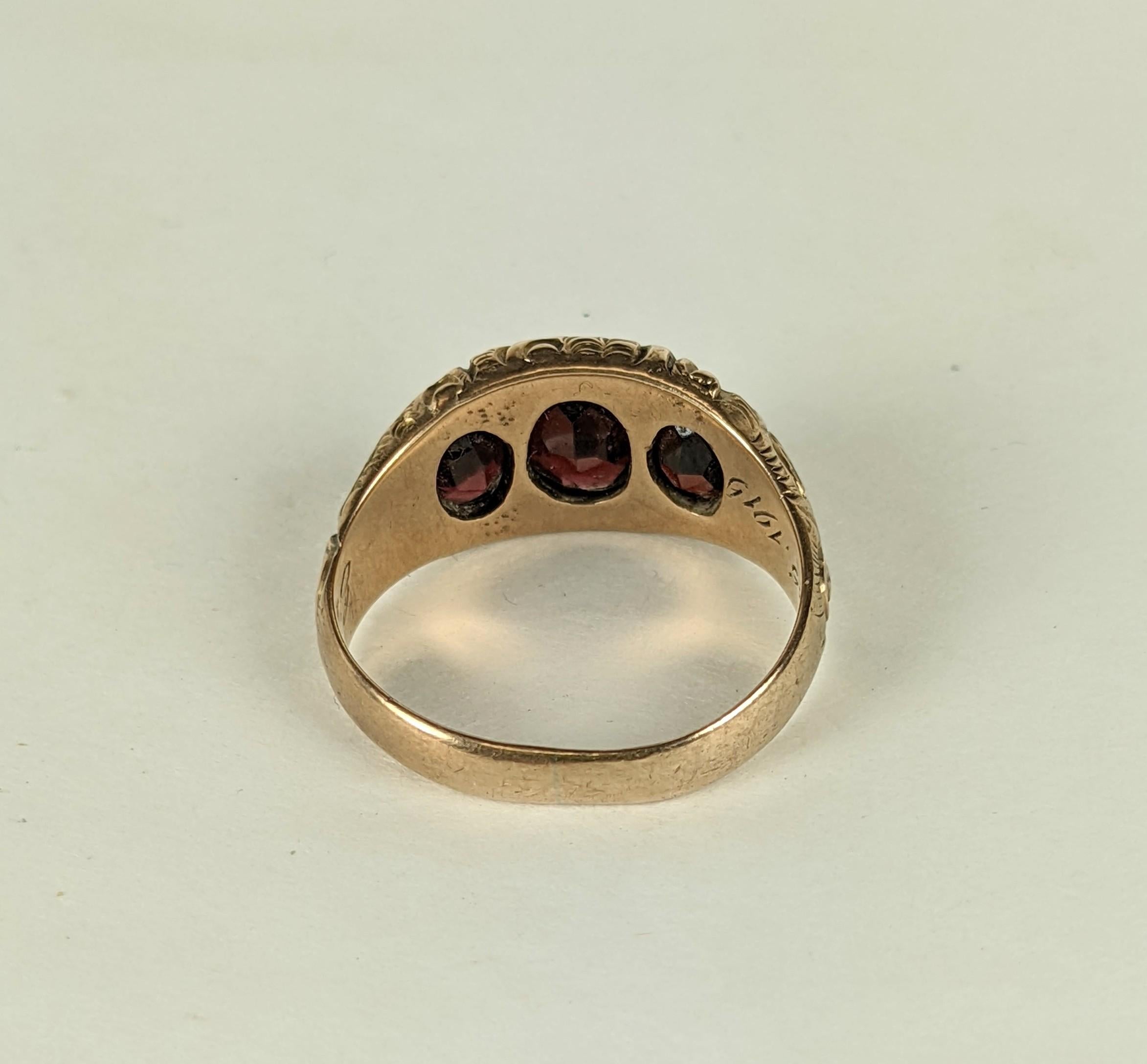 Women's or Men's Elegant Victorian Garnet 3 Stone Ring For Sale