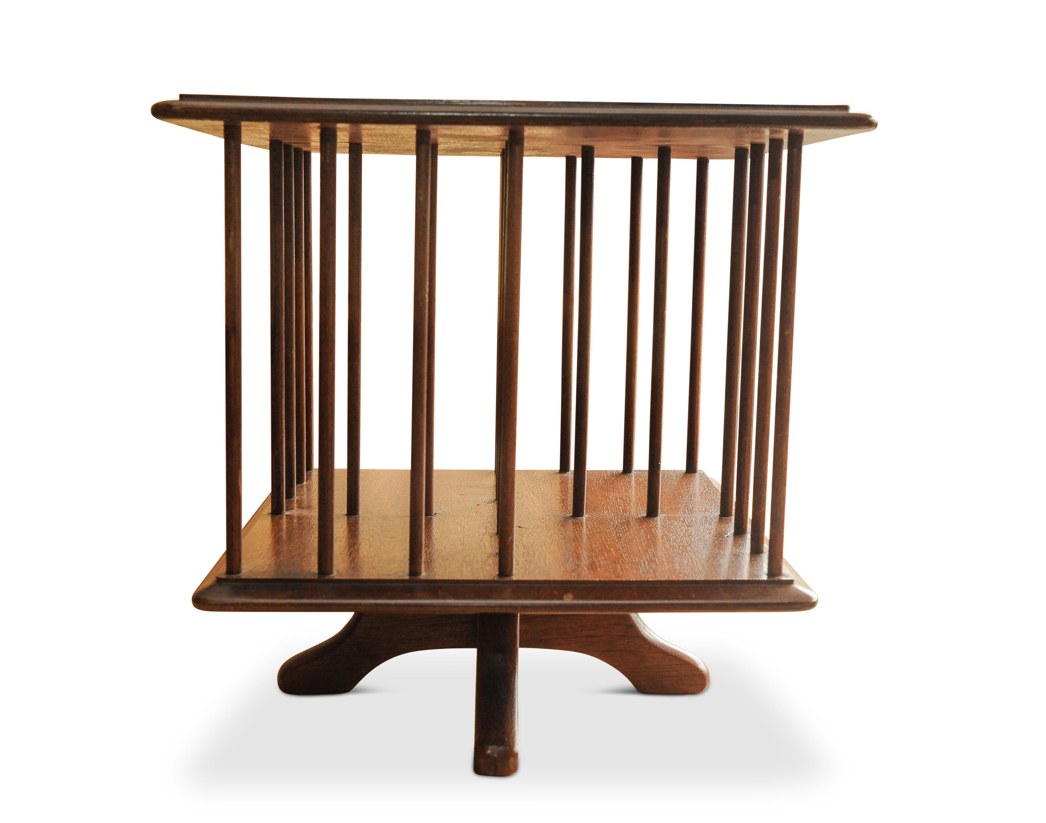 Travail du bois Élégante bibliothèque à plateau de table tournant en chêne de style victorien faite à la main avec partitions. en vente