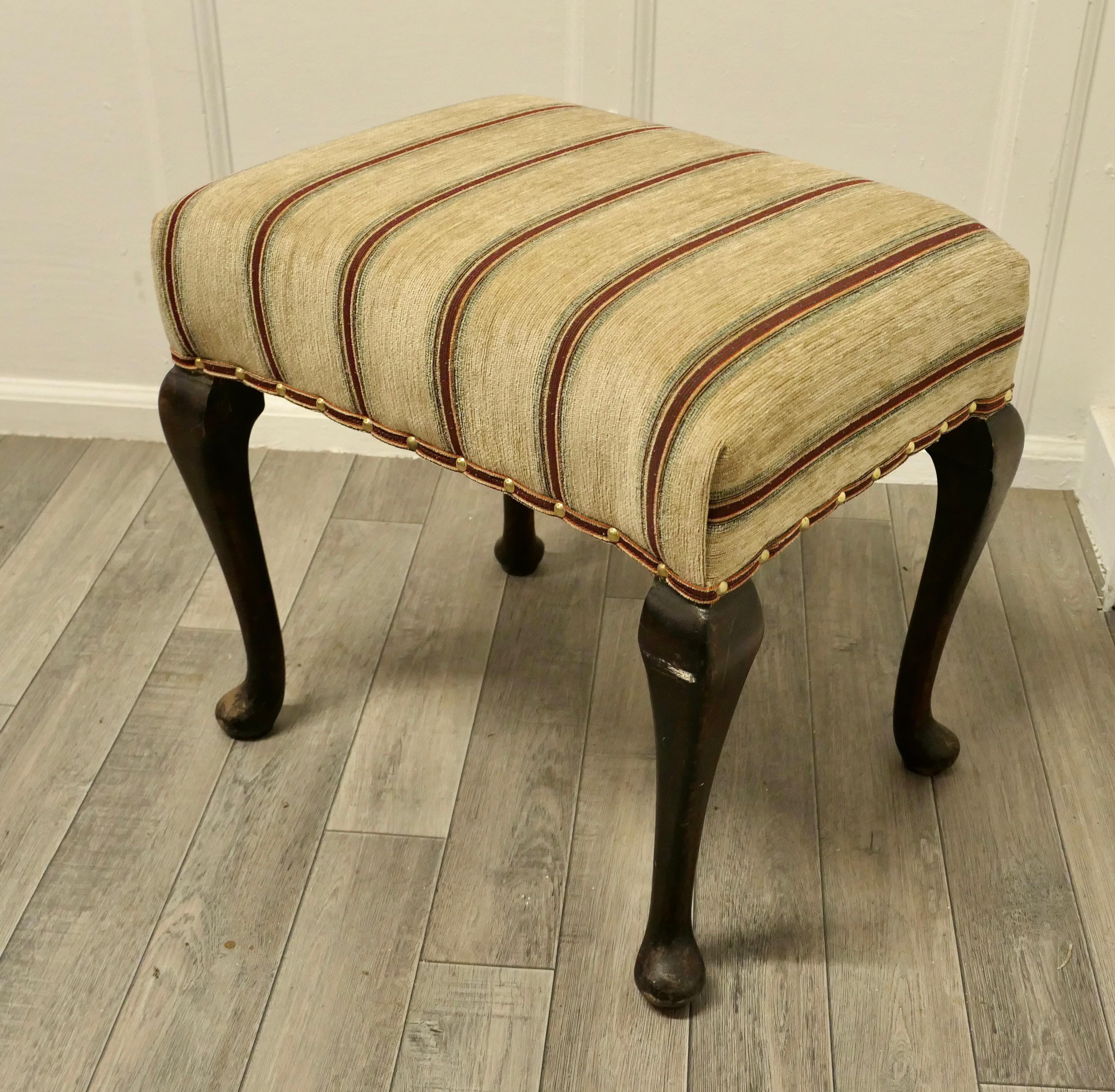 Early 20th Century Elegant Victorian Walnut Occasional Stool For Sale