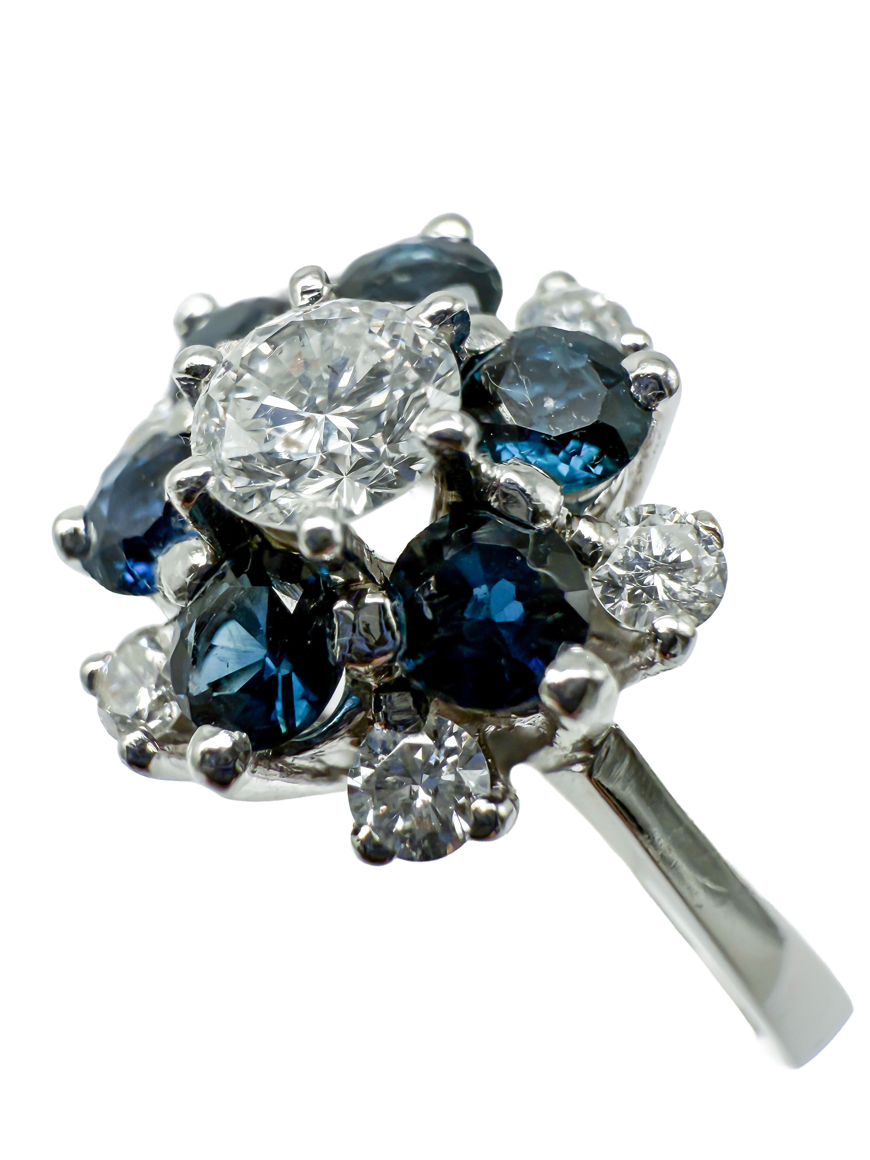 Elegant Vintage 14K White Gold Ring with Sapphires and Diamonds Moderno en venta
