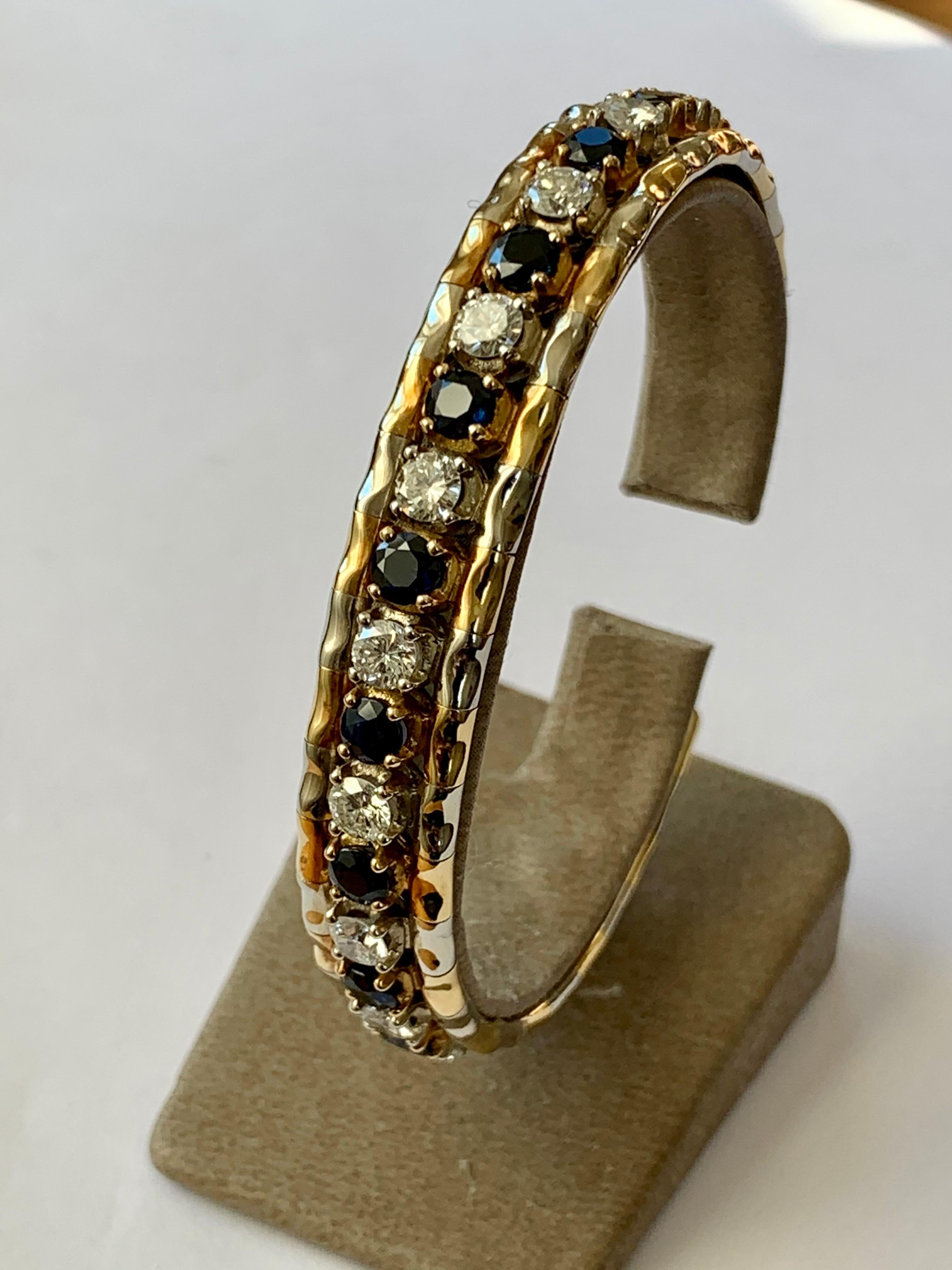 Taille ronde Bracelet jonc élégant vintage en or jaune et blanc 18 carats avec saphirs et diamants en vente