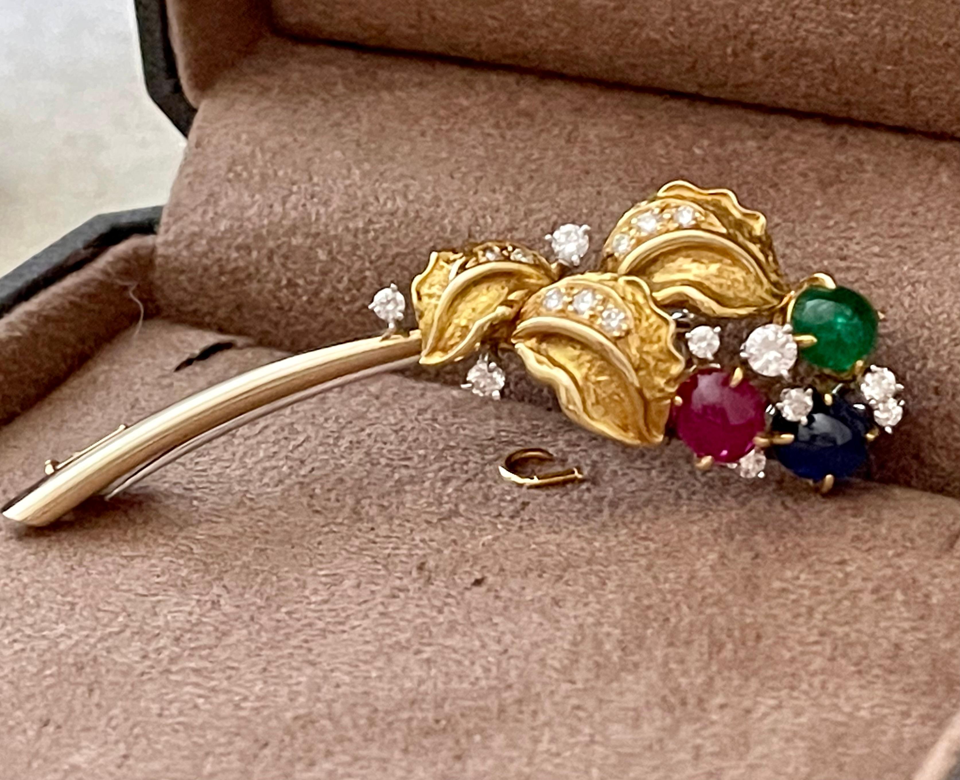 Elegant Vintage 18 K Yellow Gold Brooch Meister Emerald Ruby Sapphire Diamond In Good Condition For Sale In Zurich, Zollstrasse
