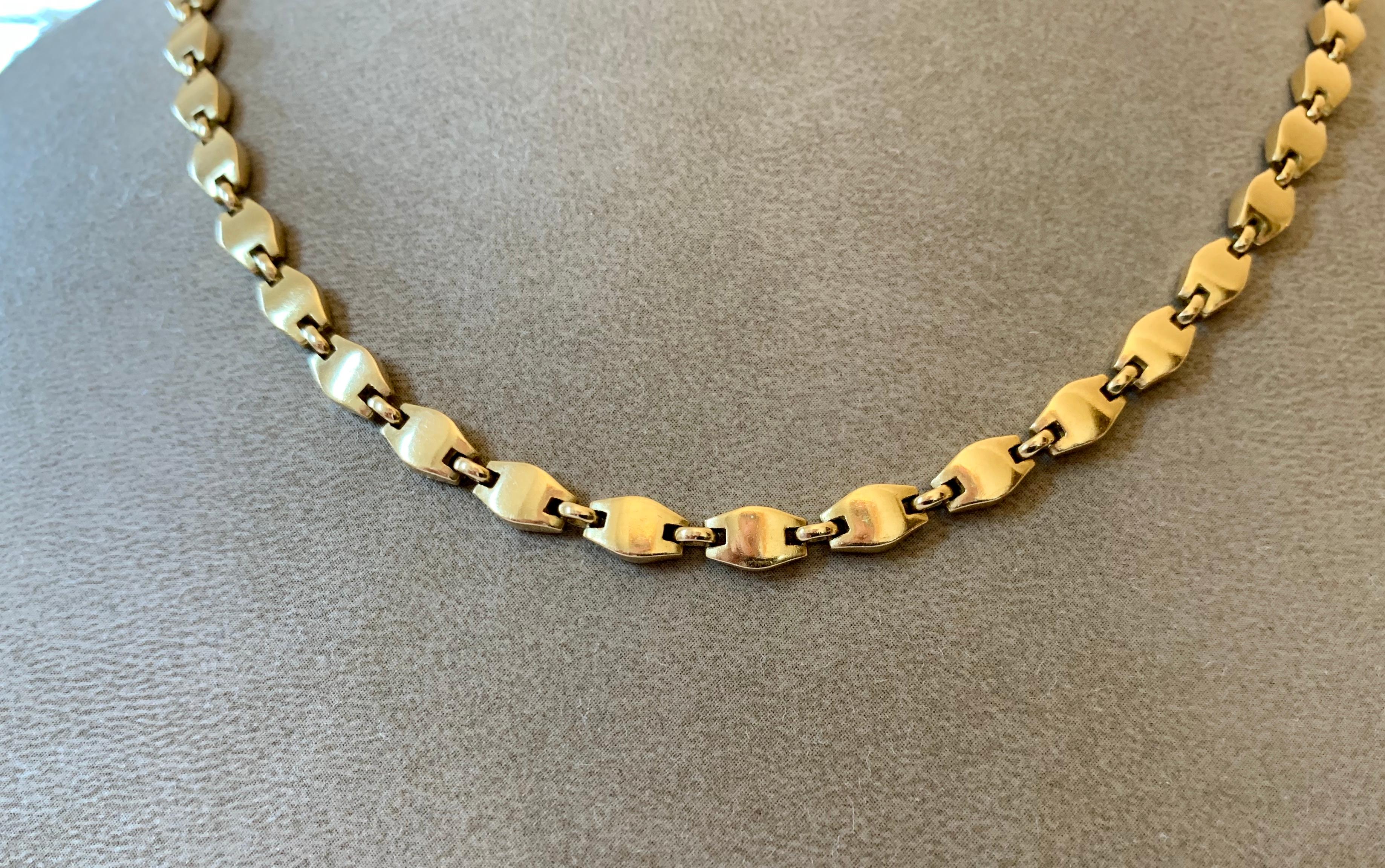 A simple, yet stylish, and eminently wearable 18 K yellow Gold Vintage Cartier necklace; designed as a series of yellow gold links. Signed and numbered. Comes with certificate. 
Length: 48 cm. 40.64 grams. 