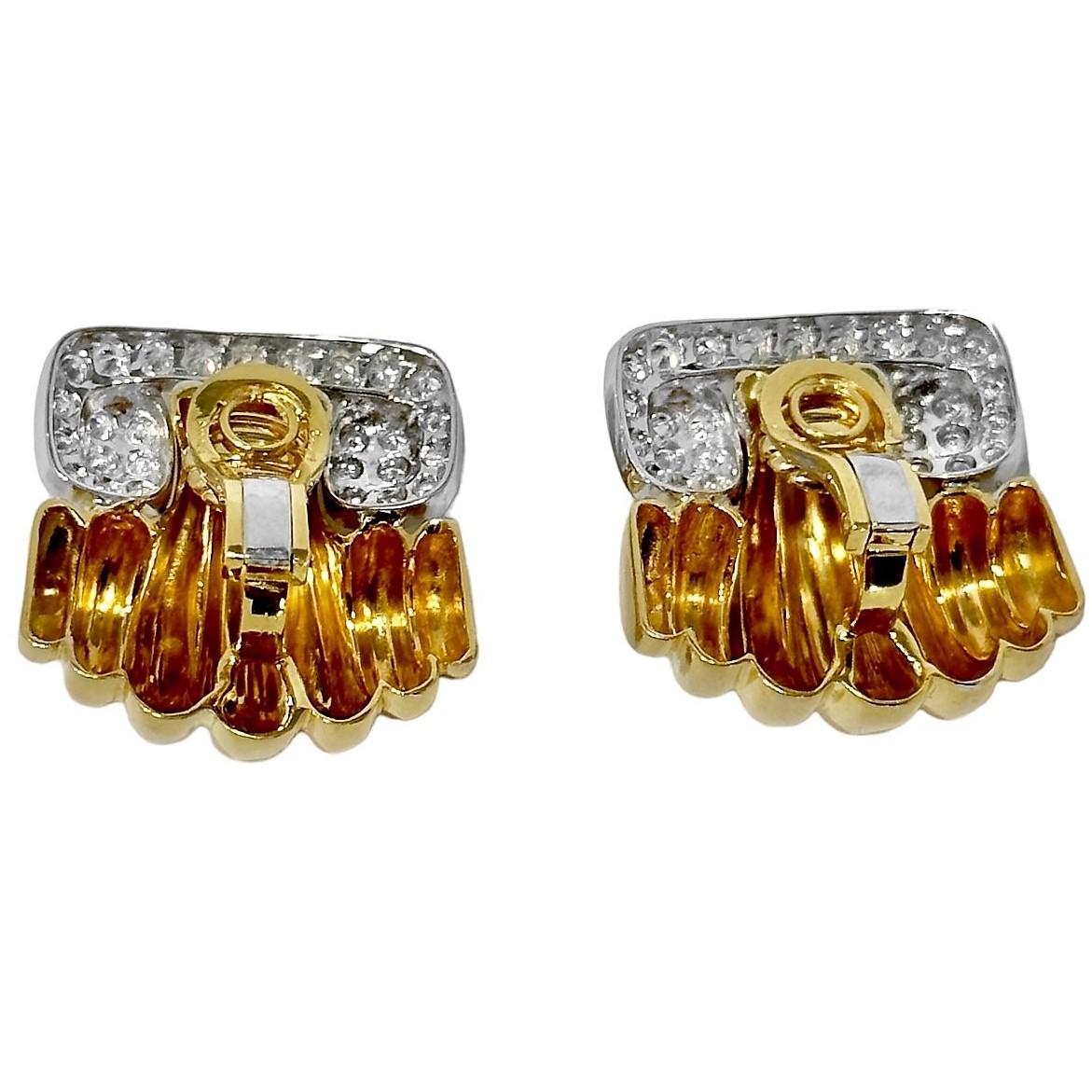 Revival Élégantes boucles d'oreilles vintage en or jaune et blanc 18 carats avec diamants sertis sur le dessus en vente