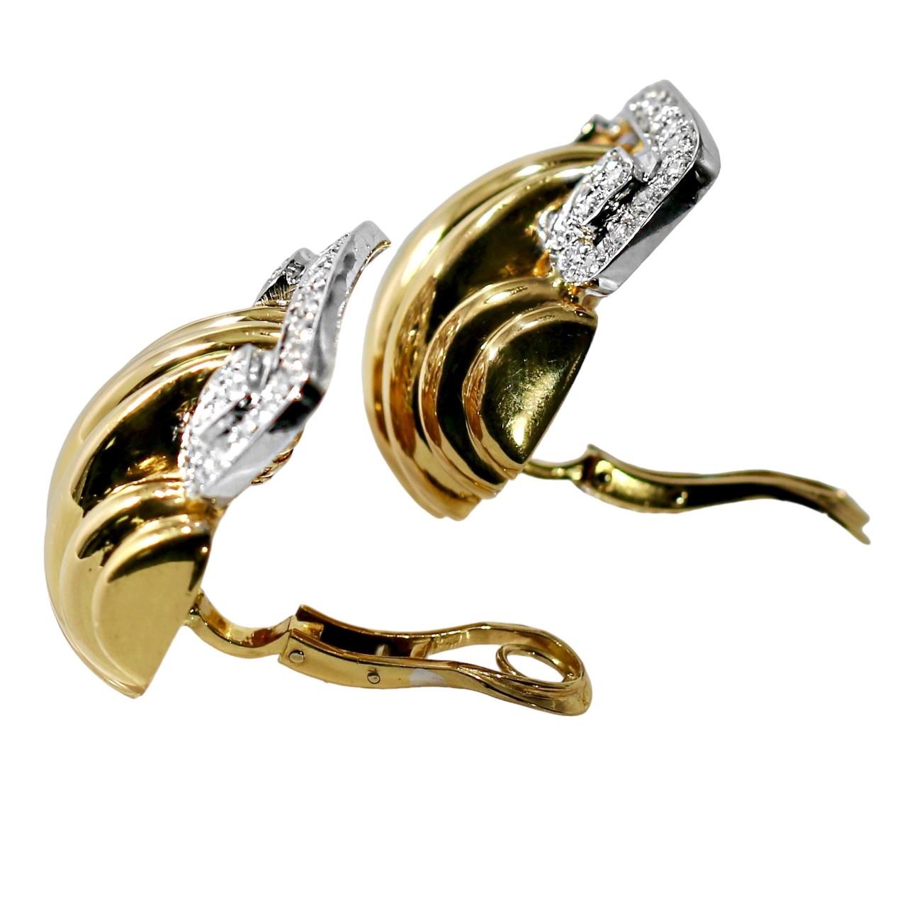 Taille brillant Élégantes boucles d'oreilles vintage en or jaune et blanc 18 carats avec diamants sertis sur le dessus en vente