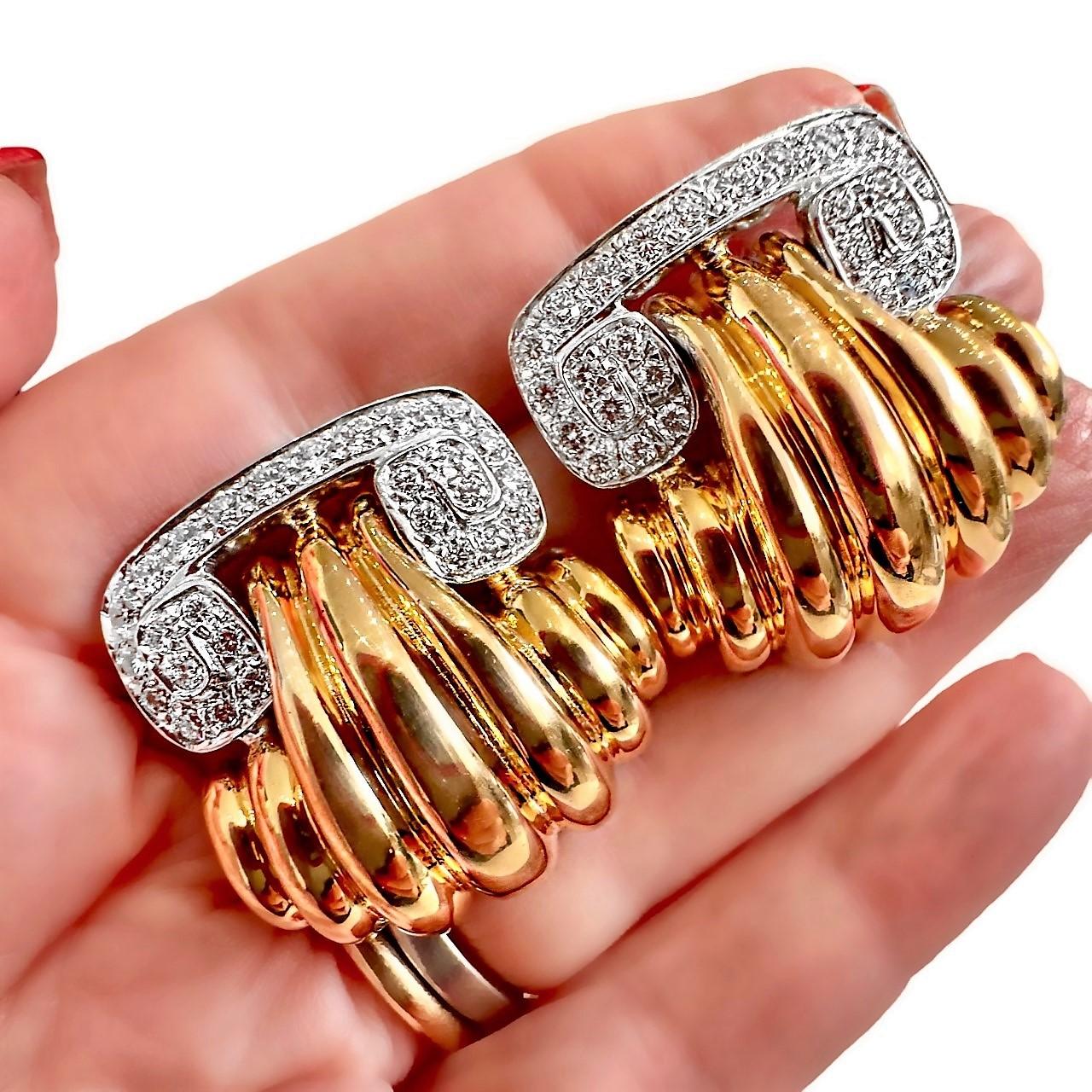 Élégantes boucles d'oreilles vintage en or jaune et blanc 18 carats avec diamants sertis sur le dessus en vente 1