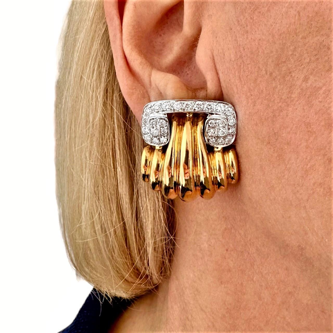 Élégantes boucles d'oreilles vintage en or jaune et blanc 18 carats avec diamants sertis sur le dessus en vente 2