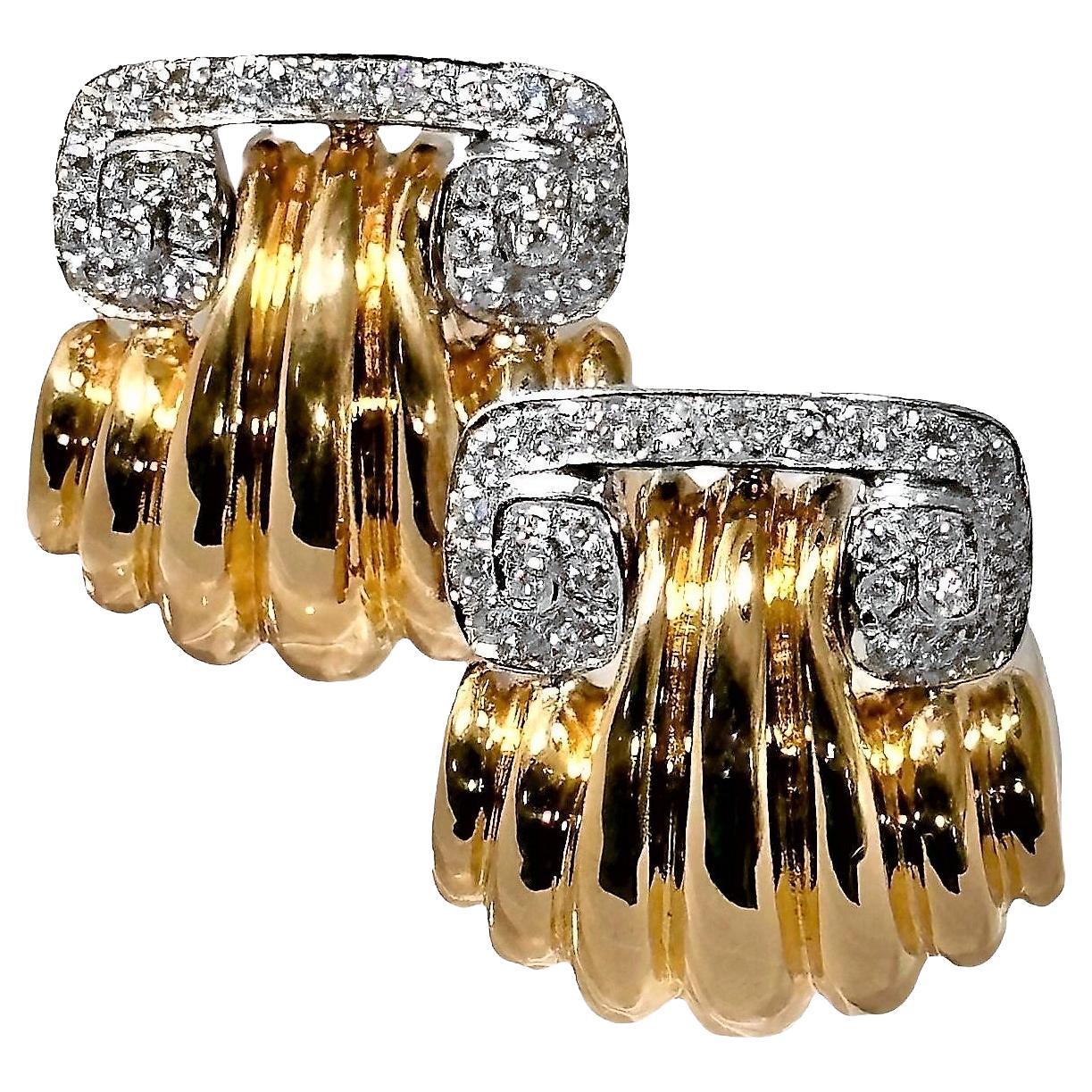 Élégantes boucles d'oreilles vintage en or jaune et blanc 18 carats avec diamants sertis sur le dessus en vente