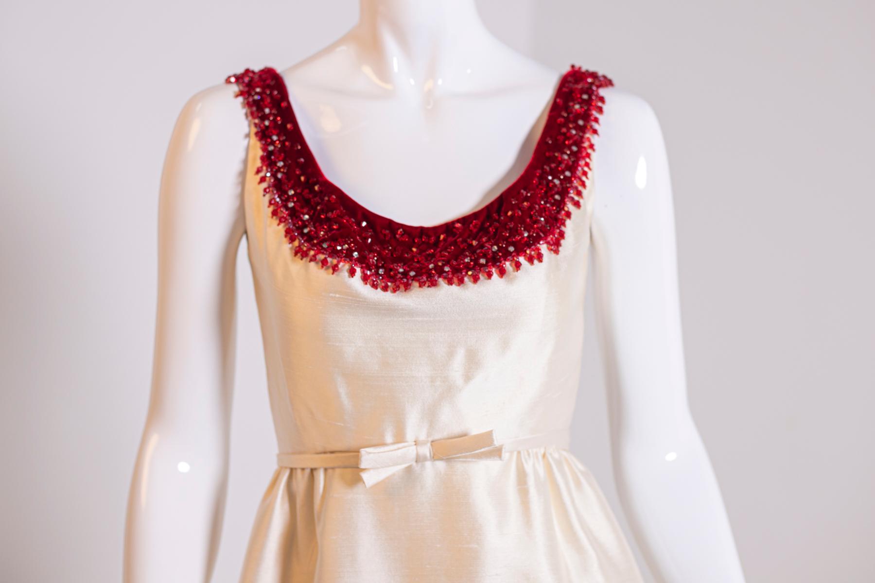Luxurious Vintage Gala Dress in Silk and Red Jewels 2