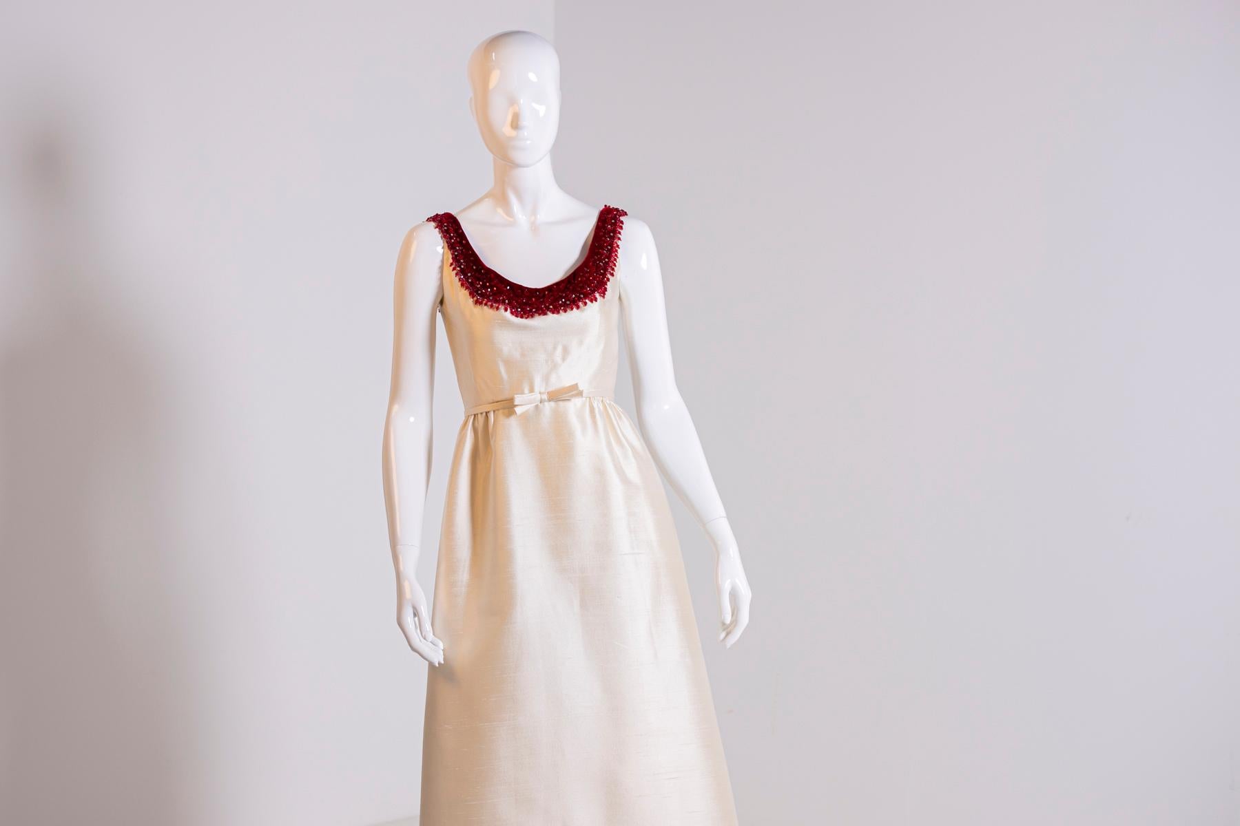Refined and elegant evening dress or rather for American 50's Grand Gala. The dress is of the well-known American department store Carson Pirie Scotteco.
The dress with a strongly vintage 50's style is made of cotton satin fabric. In the decollete