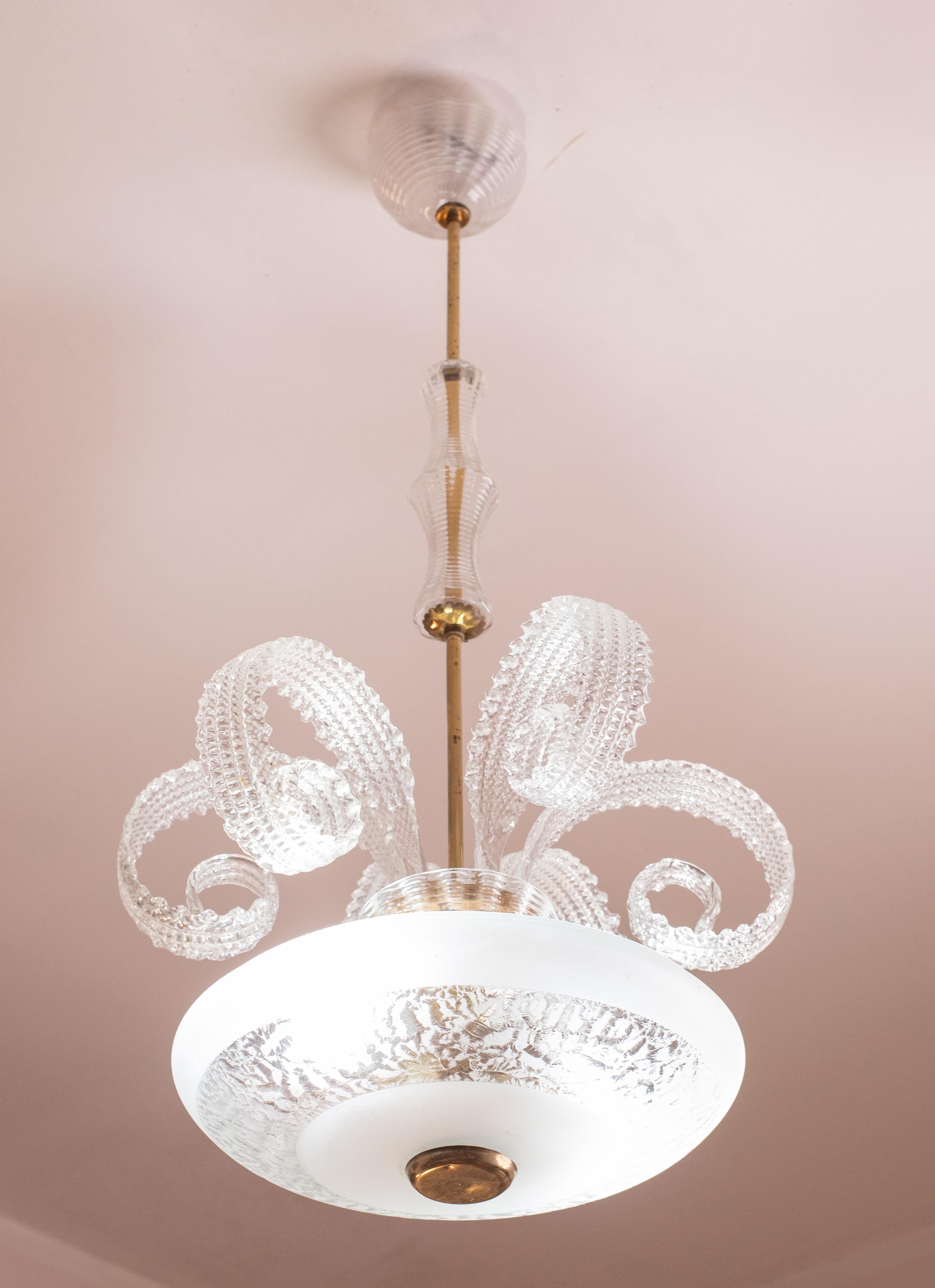 Elegant Art Decò chandelier by Barovier & Toso, Murano glass, 1940s.

Six leaves in beautiful transparent glass.

All the glass are in perfect condition, some sign of the time in the structure.

The chandelier is 90 cm high, 40 cm wide.

The