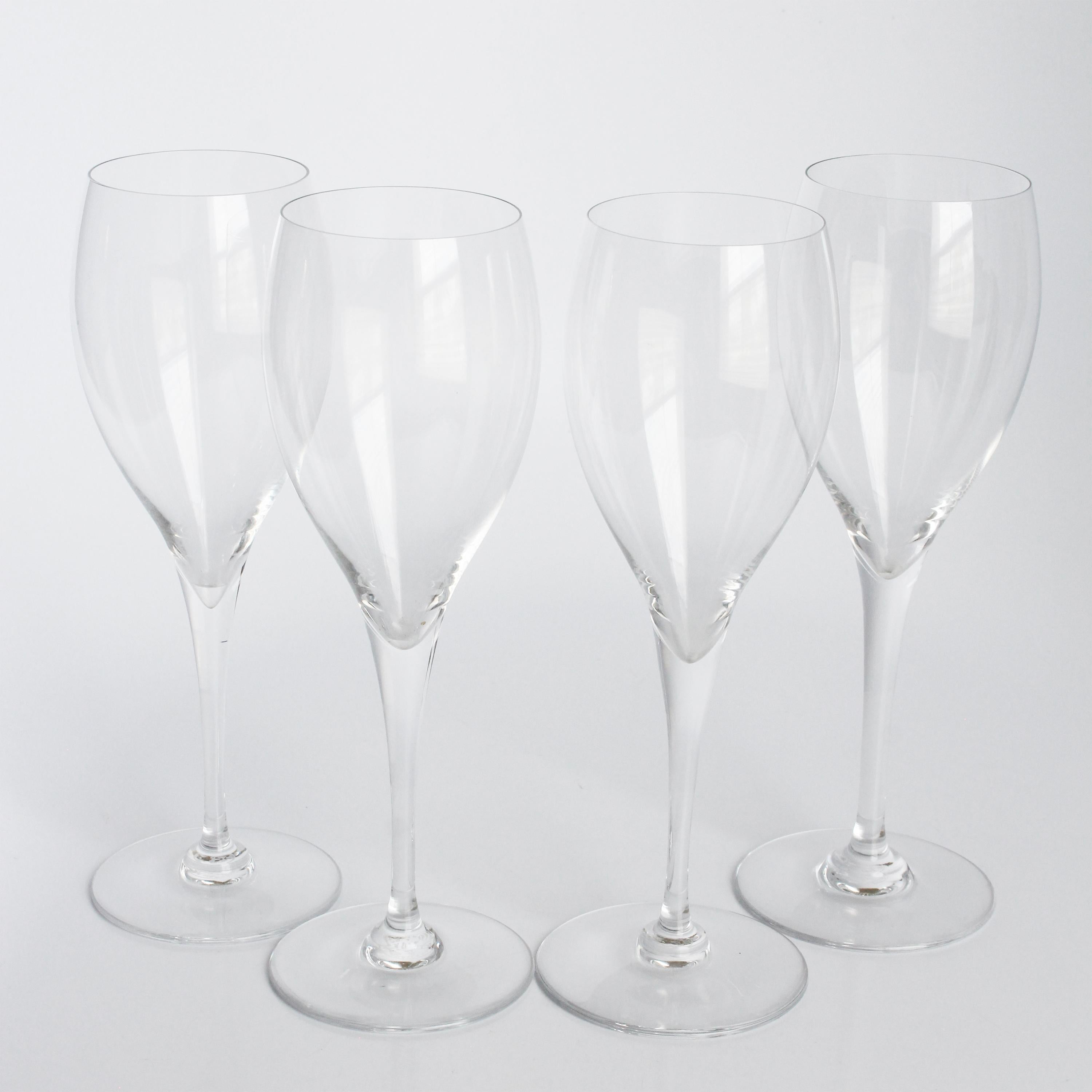 Apportez une élégance française intemporelle à votre prochaine célébration avec ce set de quatre pièces authentiques Baccarat 