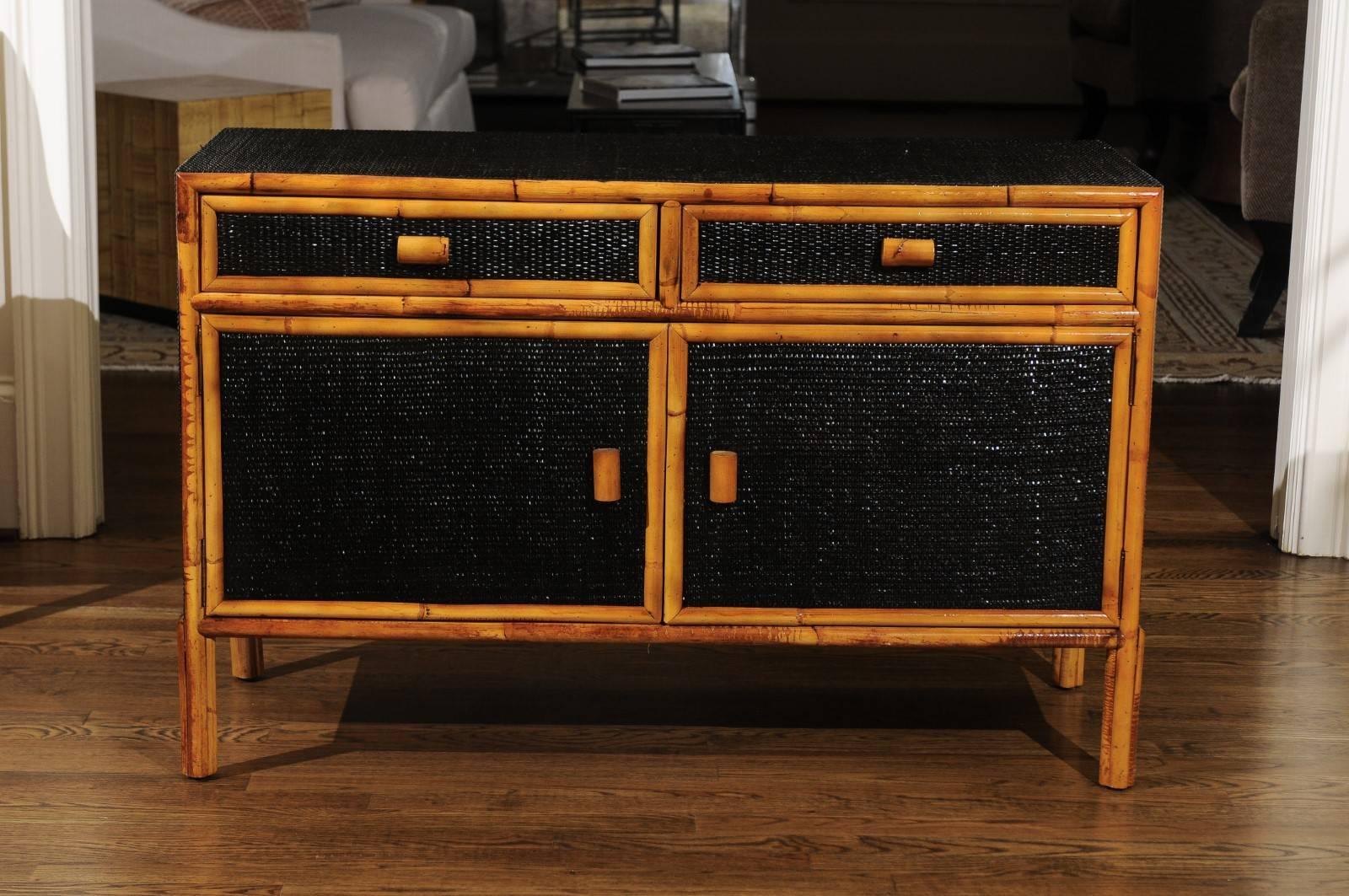 Elegante armario vintage de caña lacado en negro con detalles de bambú, hacia 1970 Moderno de mediados de siglo en venta