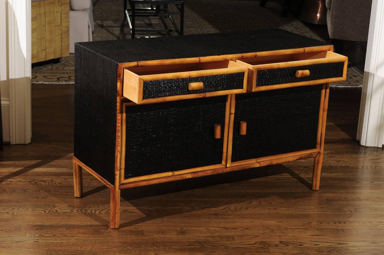 Elegante armario vintage de caña lacado en negro con detalles de bambú, hacia 1970 en Excelente estado para la venta en Atlanta, GA