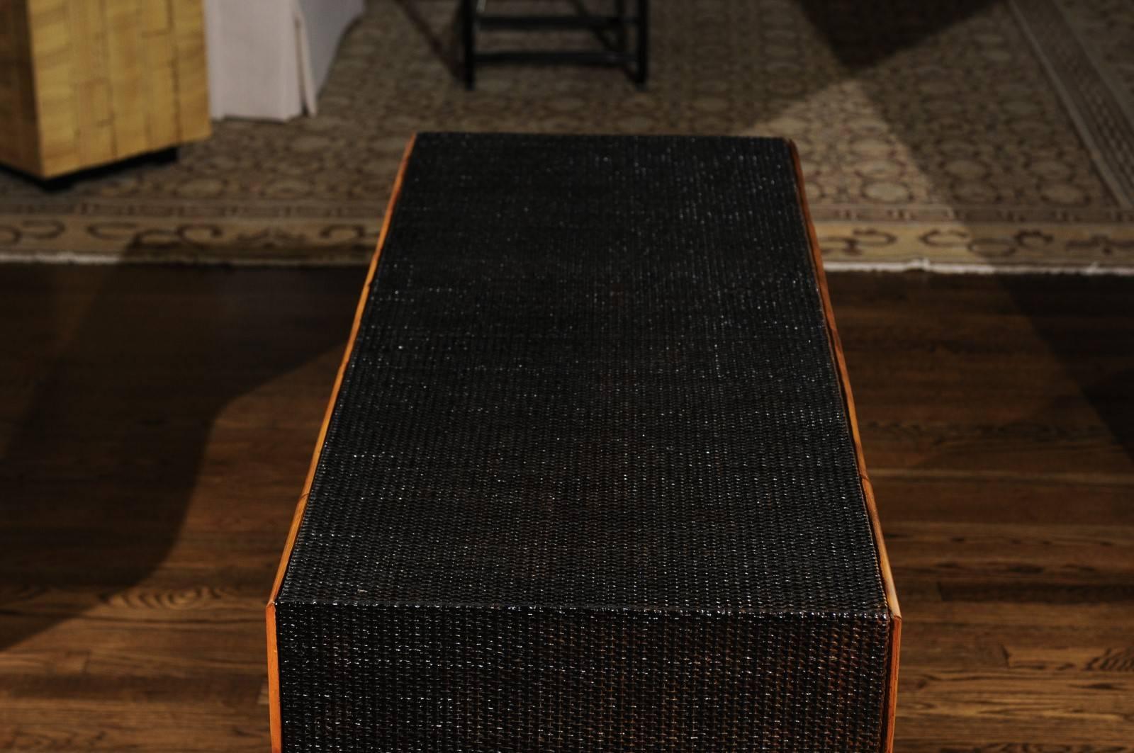 Elegante armario vintage de caña lacado en negro con detalles de bambú, hacia 1970 en venta 1