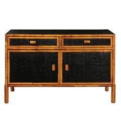 Elegante armario vintage de caña lacado en negro con detalles de bambú, hacia 1970