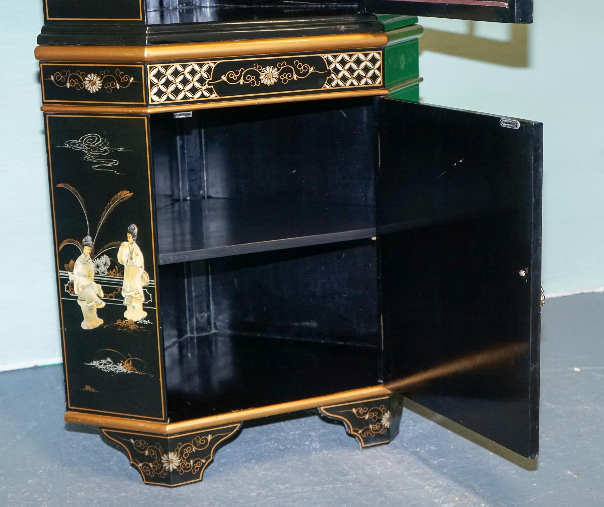 ELEGANTE ARMARIO DE ESQUINA LACADO NEGRO VINTAGE CON PERLAS MADRE Y DORADOS en venta 6