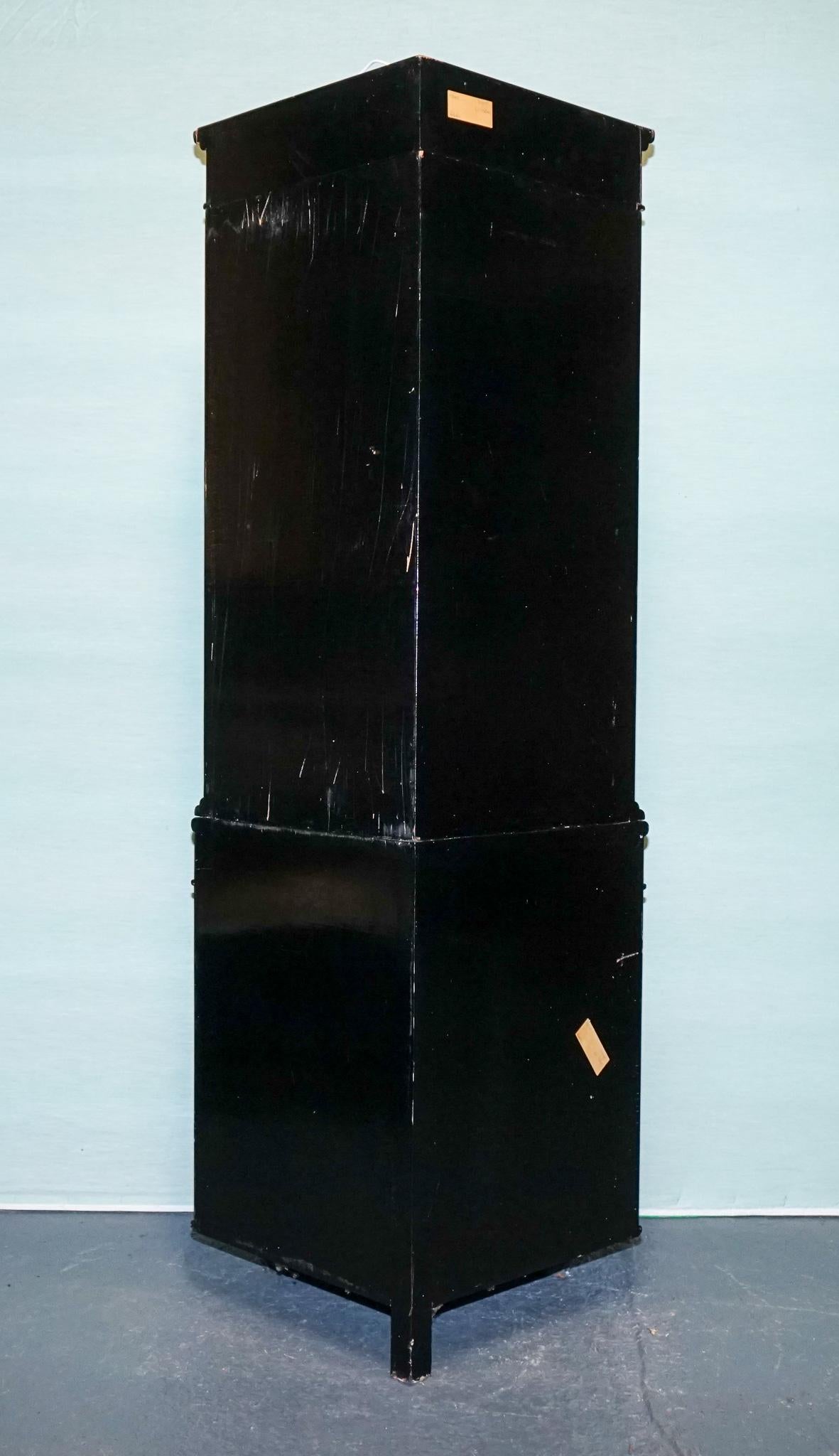 ELEGANTE ARMARIO DE ESQUINA LACADO NEGRO VINTAGE CON PERLAS MADRE Y DORADOS en venta 10