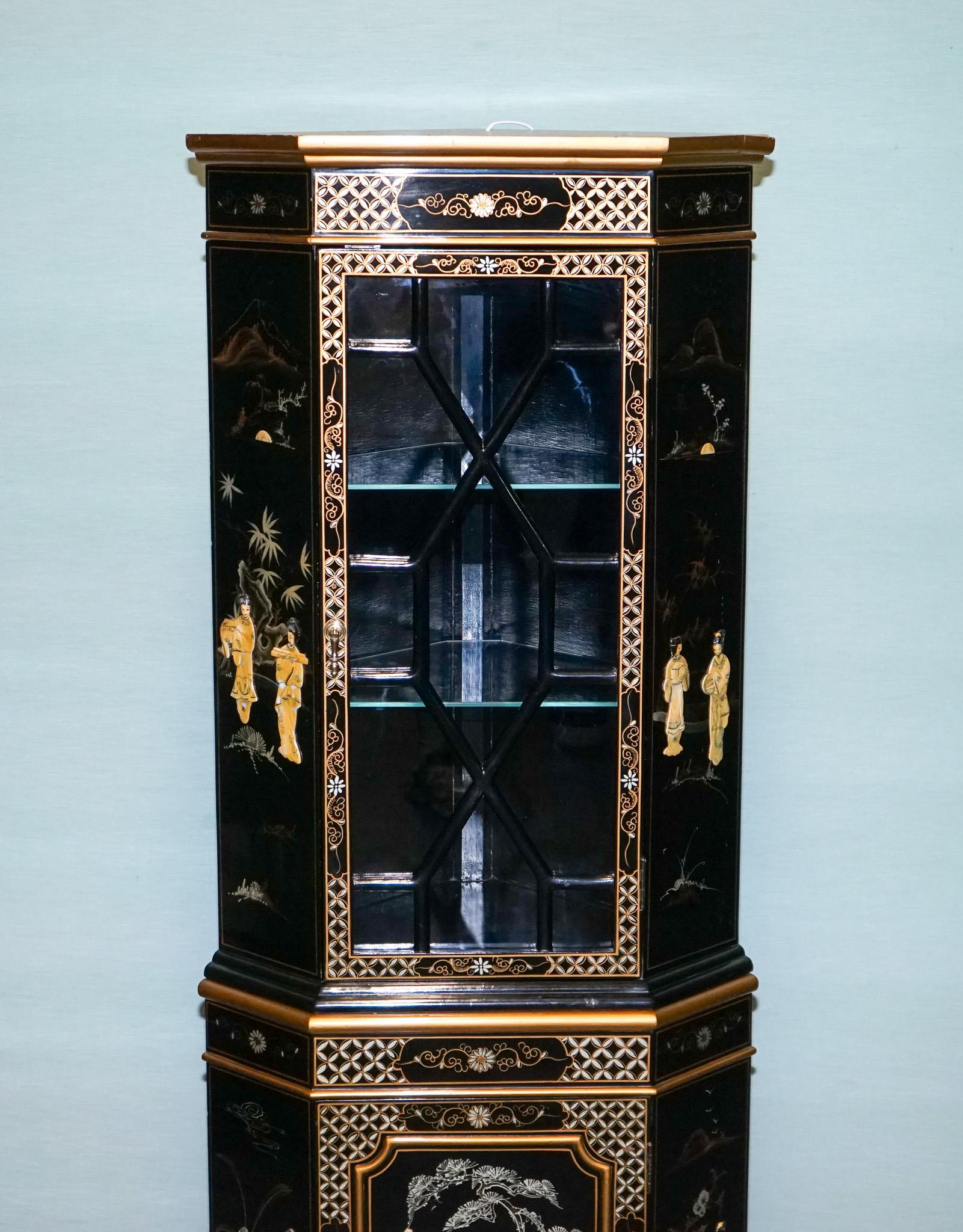 
Antigüedades de Londres



Espécimen excepcional del arte decorativo chino, este mueble esquinero de mediados del siglo XX luce un lustroso acabado en laca negra impregnada de intrincadas incrustaciones de nácar y dorado. Realizados con delicadeza