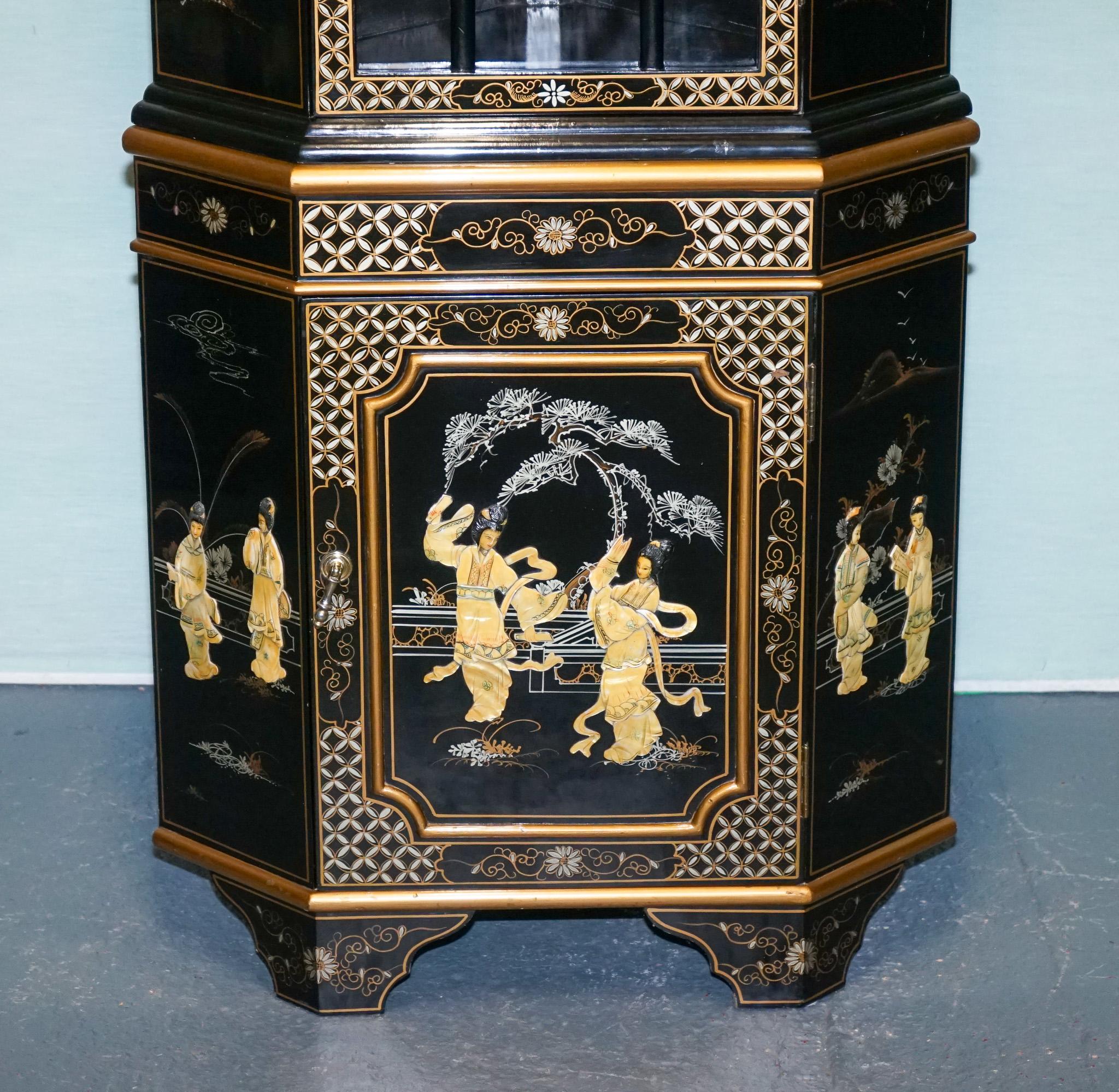 ELEGANTE ARMARIO DE ESQUINA LACADO NEGRO VINTAGE CON PERLAS MADRE Y DORADOS Británico en venta