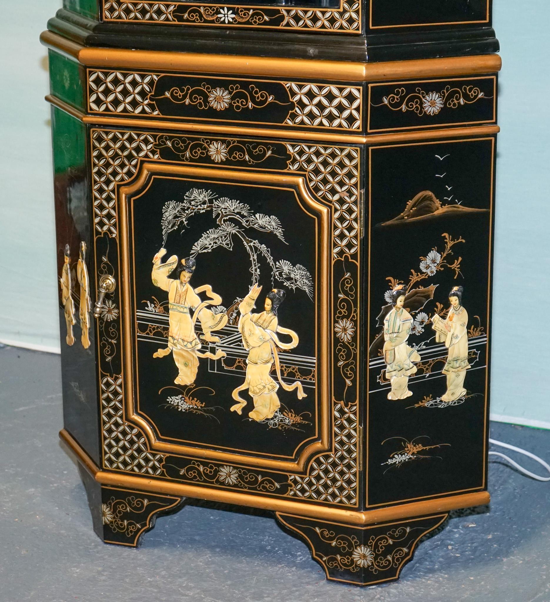 ELEGANTE ARMARIO DE ESQUINA LACADO NEGRO VINTAGE CON PERLAS MADRE Y DORADOS Hecho a mano en venta
