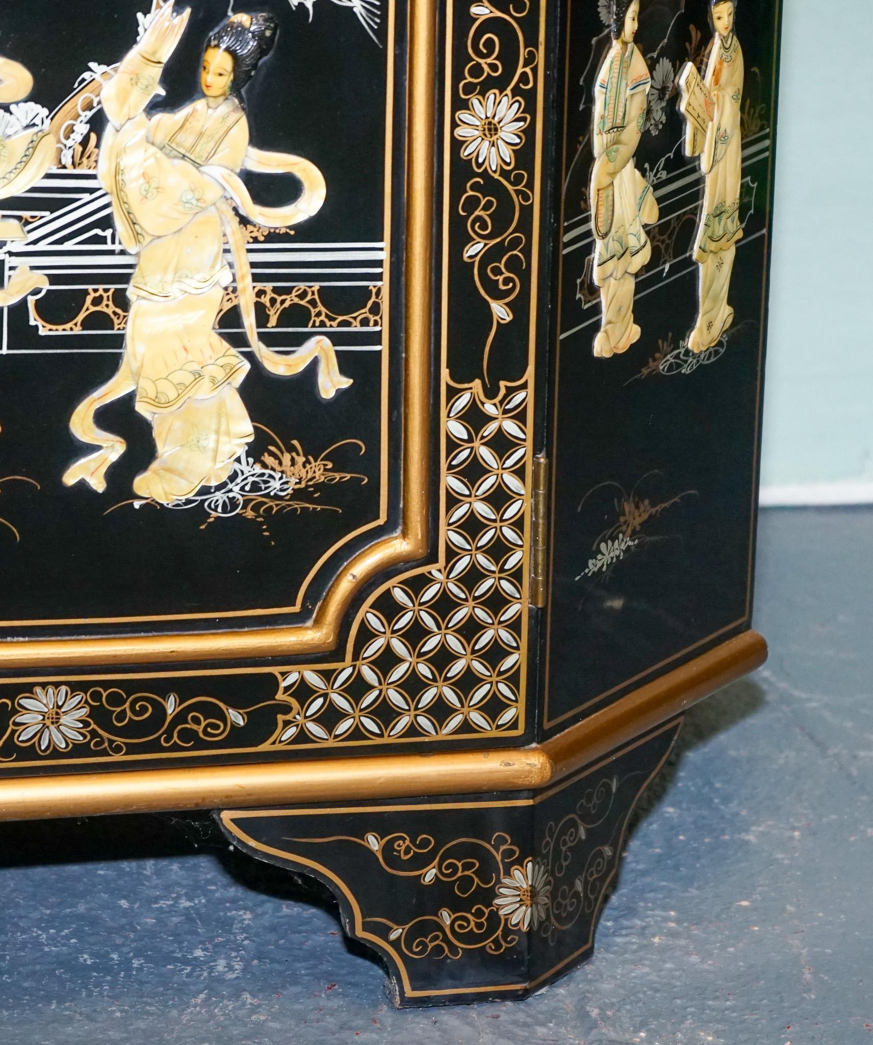 ELEGANTE ARMARIO DE ESQUINA LACADO NEGRO VINTAGE CON PERLAS MADRE Y DORADOS en Bueno estado para la venta en Pulborough, GB