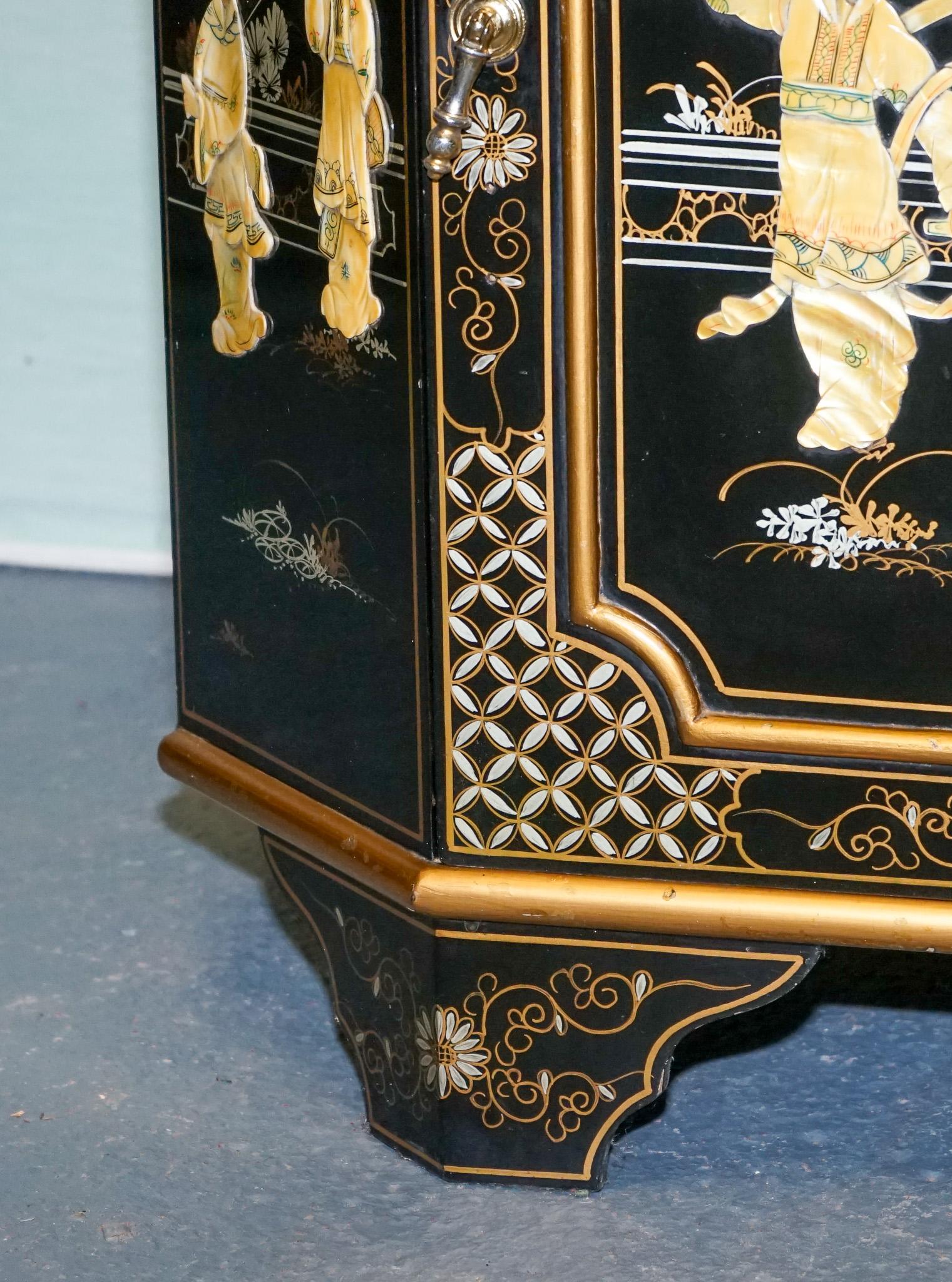 ELEGANTE ARMARIO DE ESQUINA LACADO NEGRO VINTAGE CON PERLAS MADRE Y DORADOS siglo XX en venta