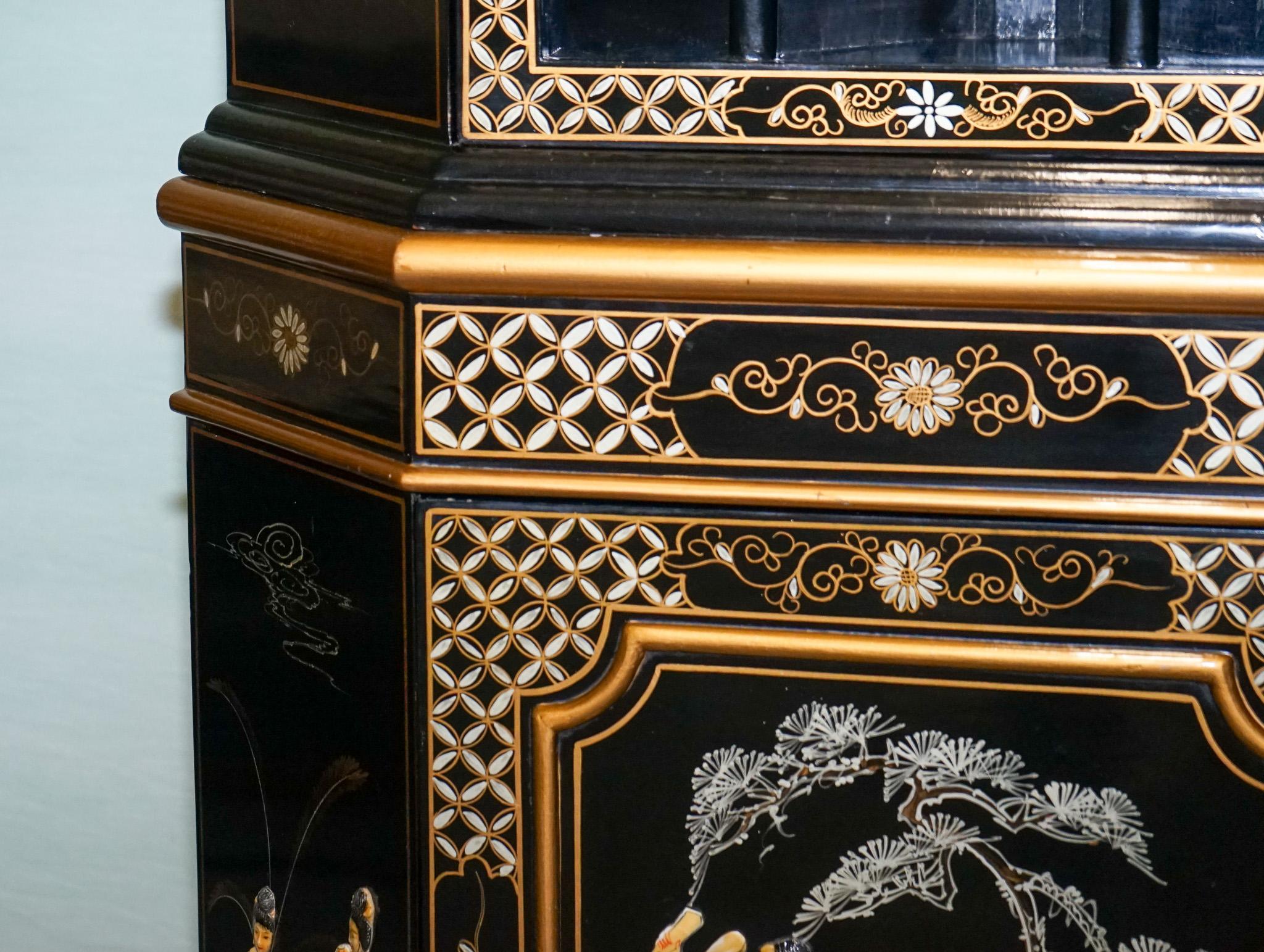 ELEGANTE ARMARIO DE ESQUINA LACADO NEGRO VINTAGE CON PERLAS MADRE Y DORADOS Laca en venta