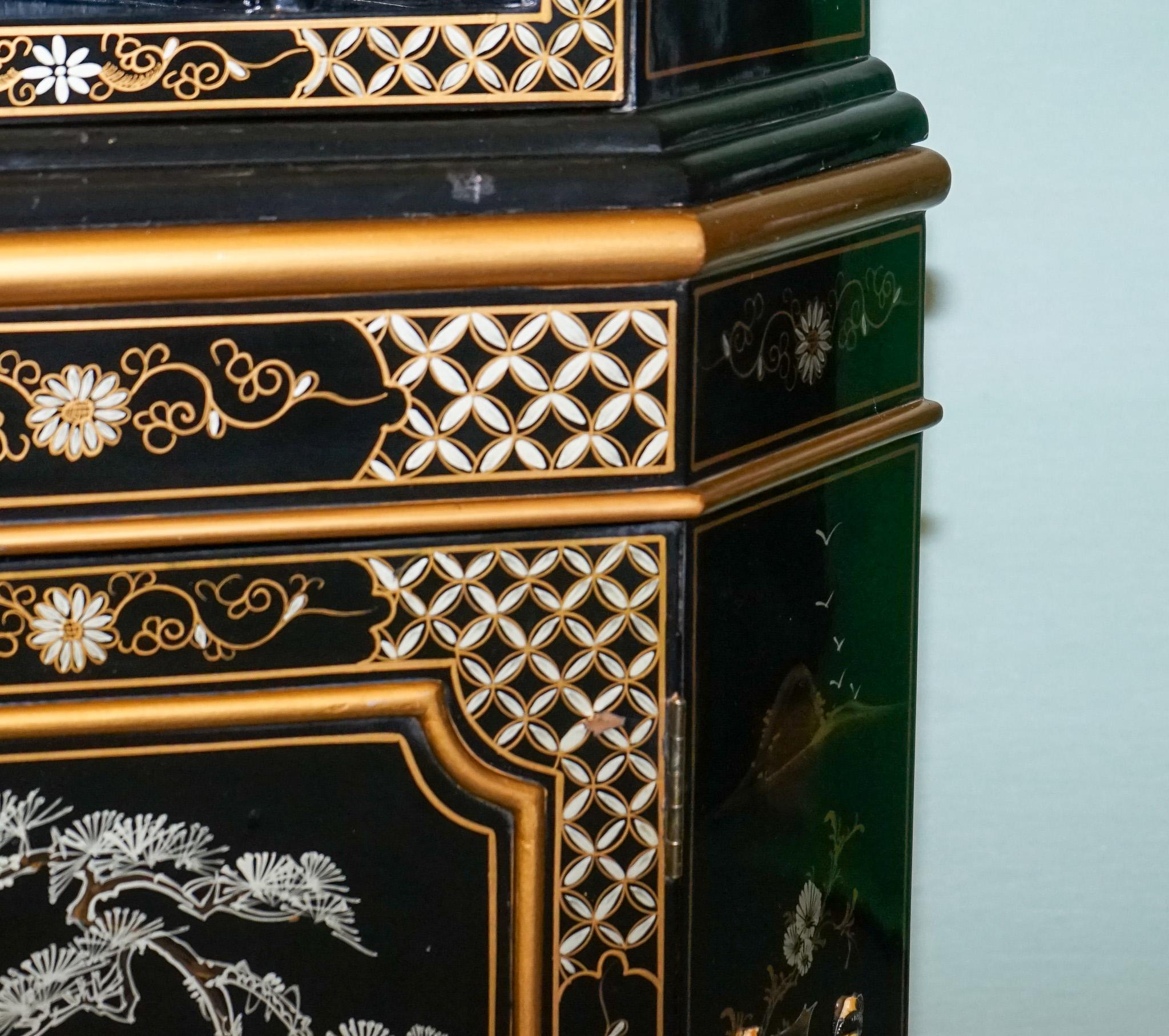 ELEGANTE ARMARIO DE ESQUINA LACADO NEGRO VINTAGE CON PERLAS MADRE Y DORADOS en venta 1