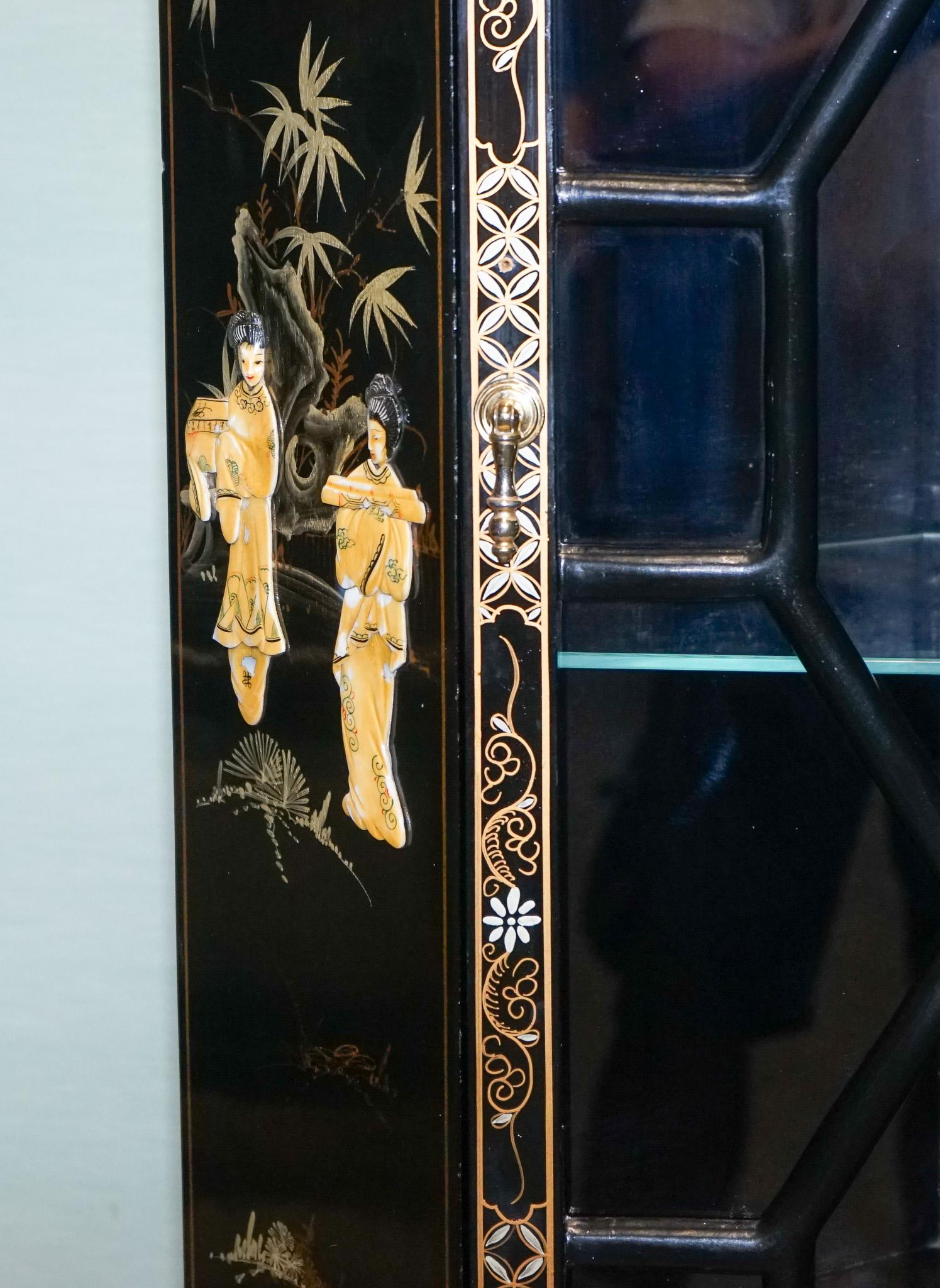 ELEGANTE ARMARIO DE ESQUINA LACADO NEGRO VINTAGE CON PERLAS MADRE Y DORADOS en venta 2