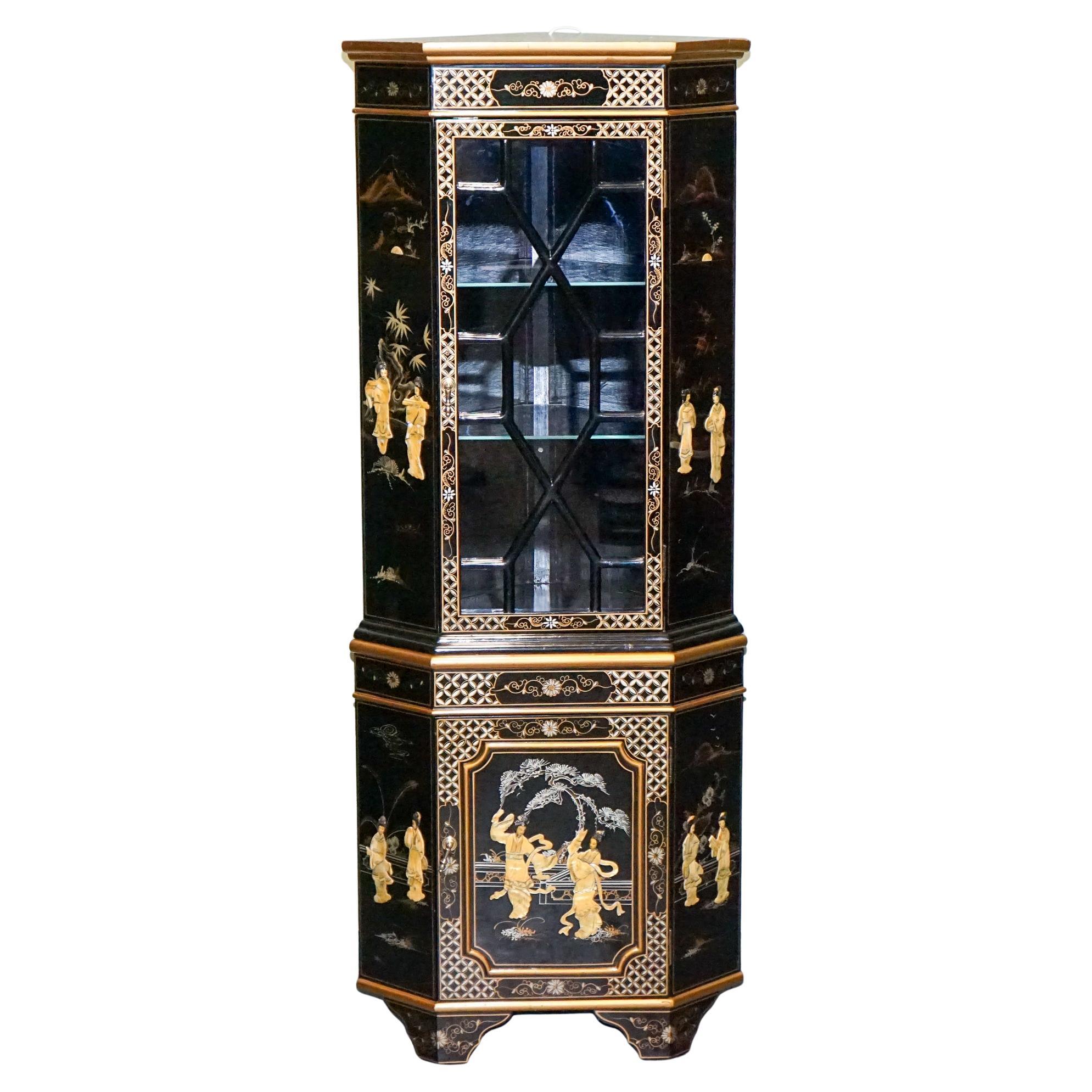 ELEGANTE ARMARIO DE ESQUINA LACADO NEGRO VINTAGE CON PERLAS MADRE Y DORADOS en venta