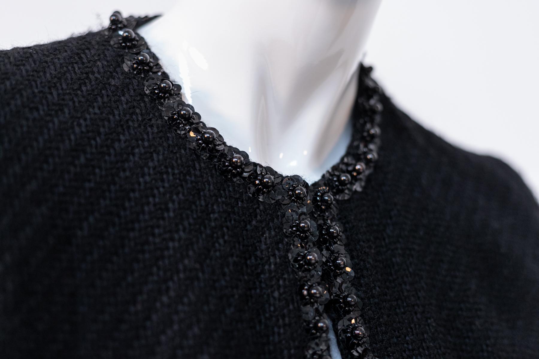 Schwarzer Rockanzug im Vintage-Stil mit feiner Dekoration im Zustand „Gut“ im Angebot in Milano, IT