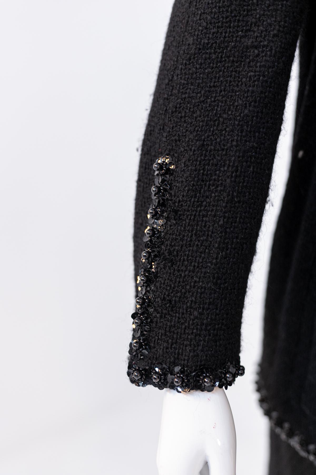 Schwarzer Rockanzug im Vintage-Stil mit feiner Dekoration im Angebot 1