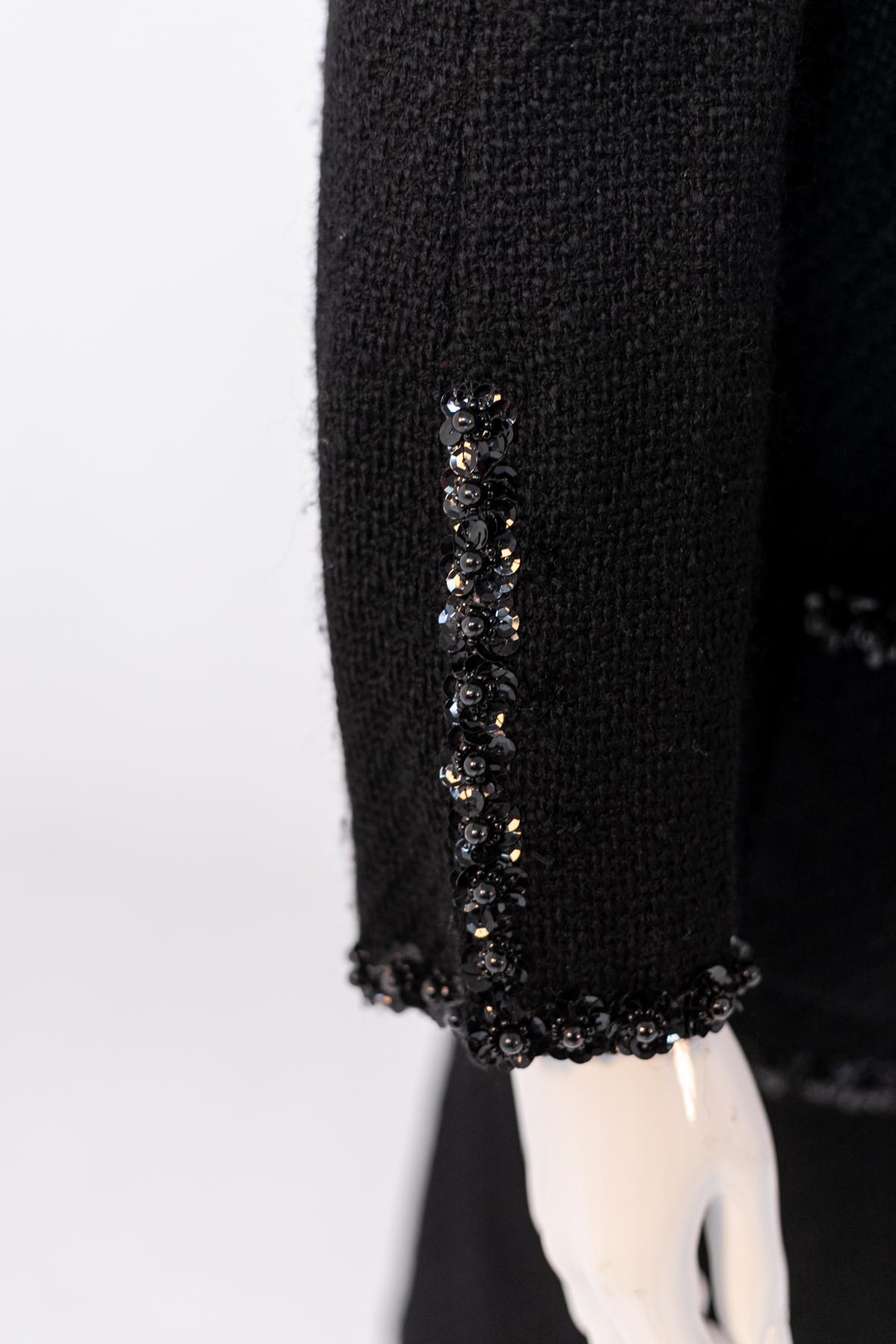 Schwarzer Rockanzug im Vintage-Stil mit feiner Dekoration im Angebot 2