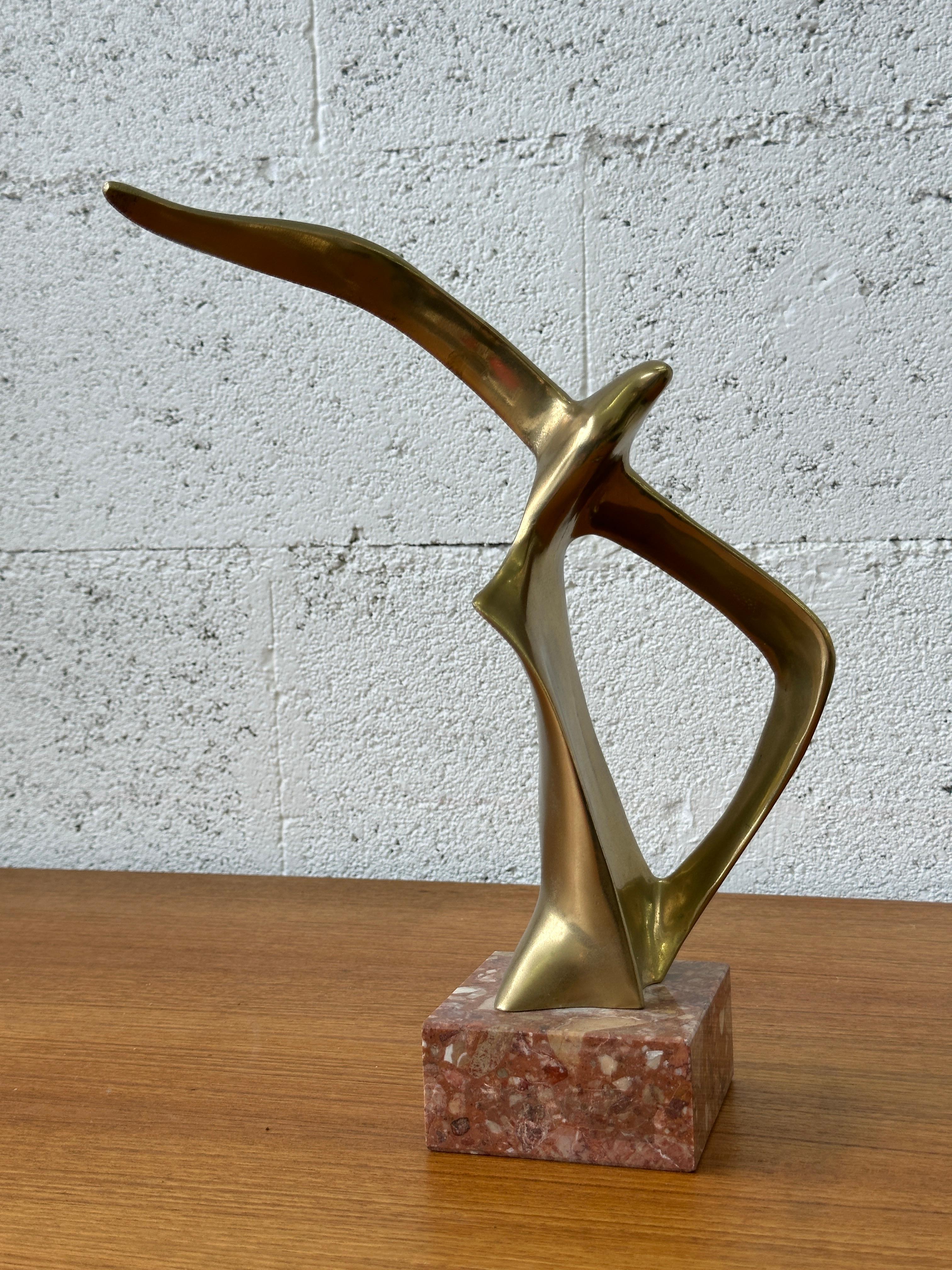 Elegante scultura in ottone vintage - Uccelli stilizzati (anni '70)

Bellissima scultura in ottone massiccio che raffigura due uccelli stilizzati in volo, montata su una base di marmo naturale. Tipico degli anni '70, incarna perfettamente l'estetica