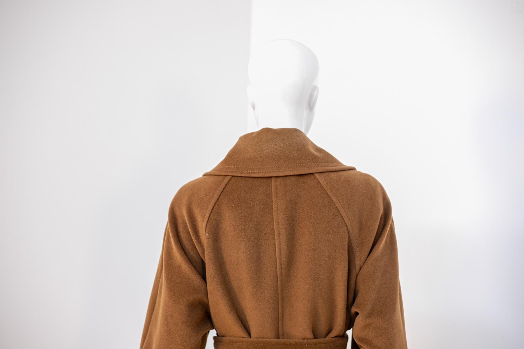 Eleganter langer Mantel aus brauner Wolle mit Gürtel (Braun) im Angebot