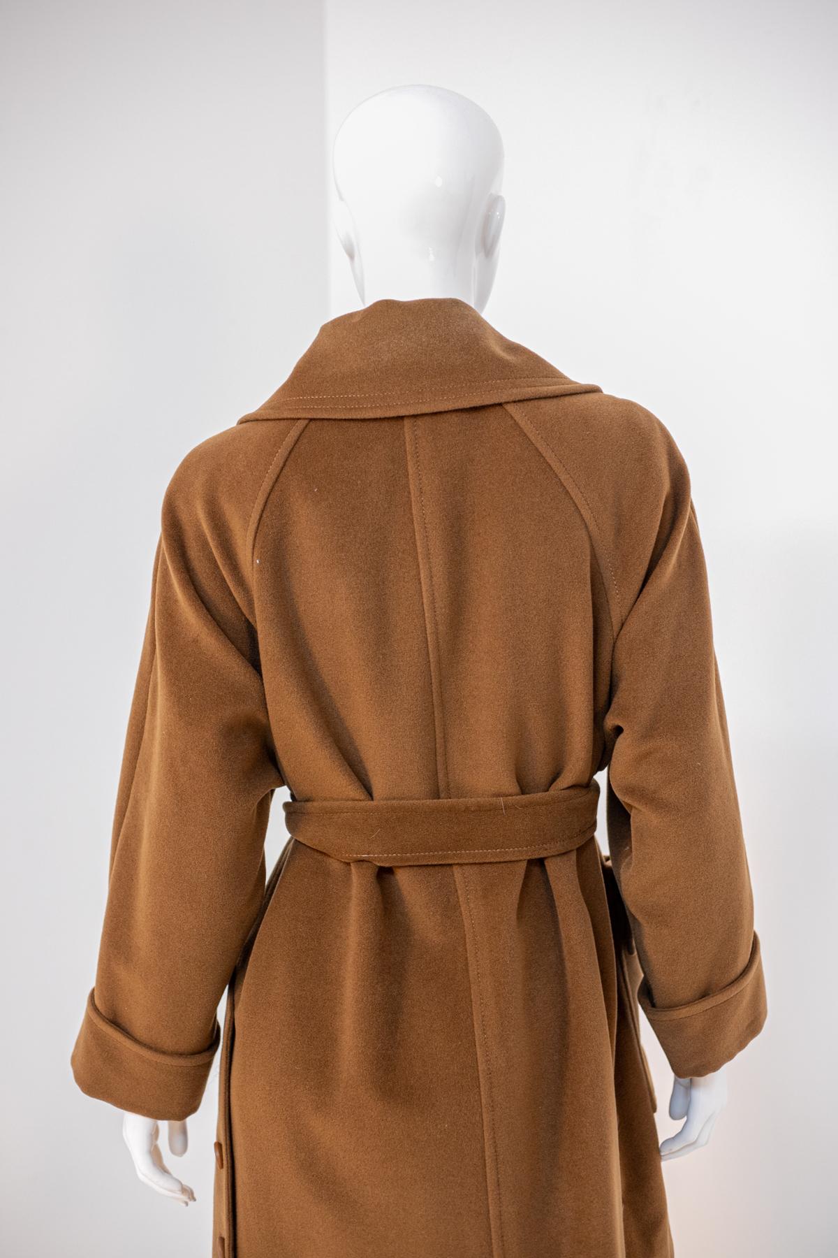 Eleganter langer Mantel aus brauner Wolle mit Gürtel Damen im Angebot