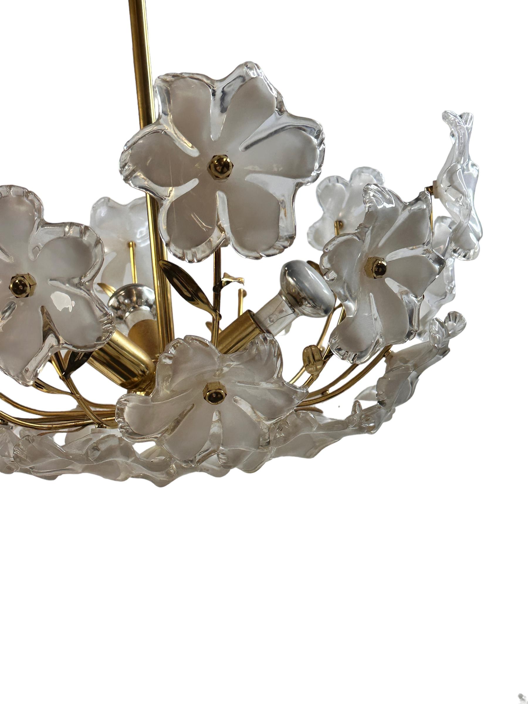 Elegante Araña Vintage Flores de Lucita Blanca, Eglo Leuchten Austria Años 70 Metal en venta