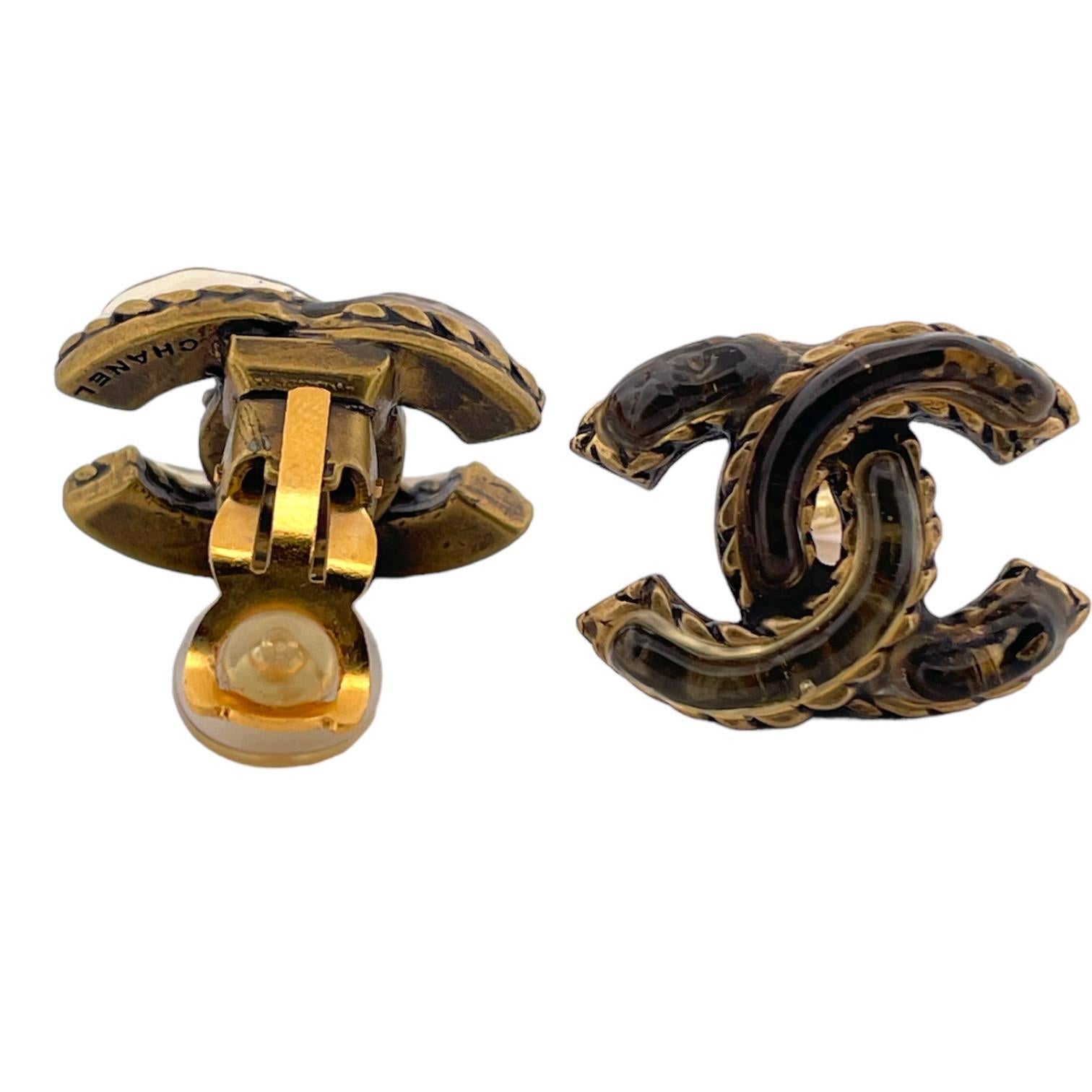 Elegant Vintage Chanel Clip-On Earrings in Enchanting Yellow Gold - Certified In Good Condition For Sale In New York, NY