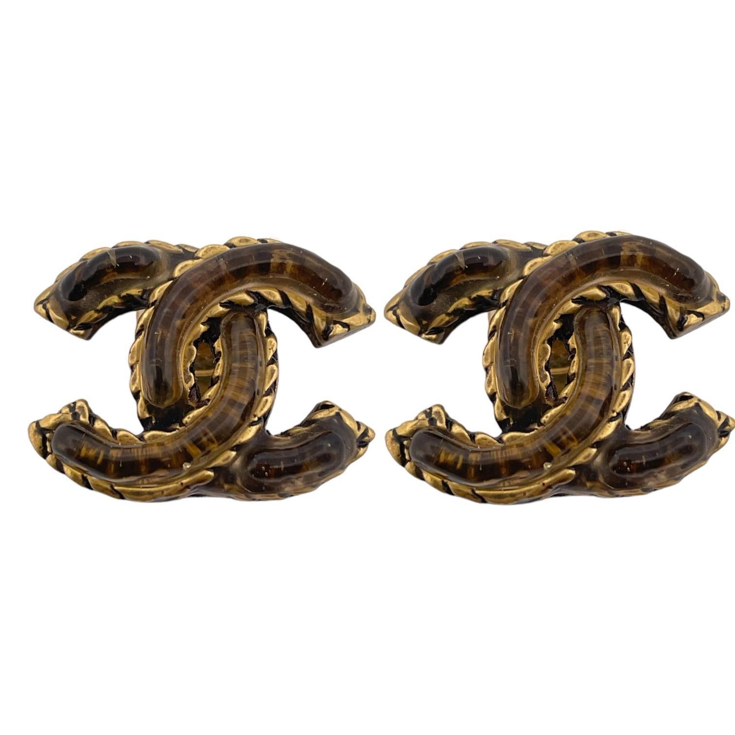 Women's or Men's Elegant Vintage Chanel Clip-On Earrings in Enchanting Yellow Gold - Certified For Sale