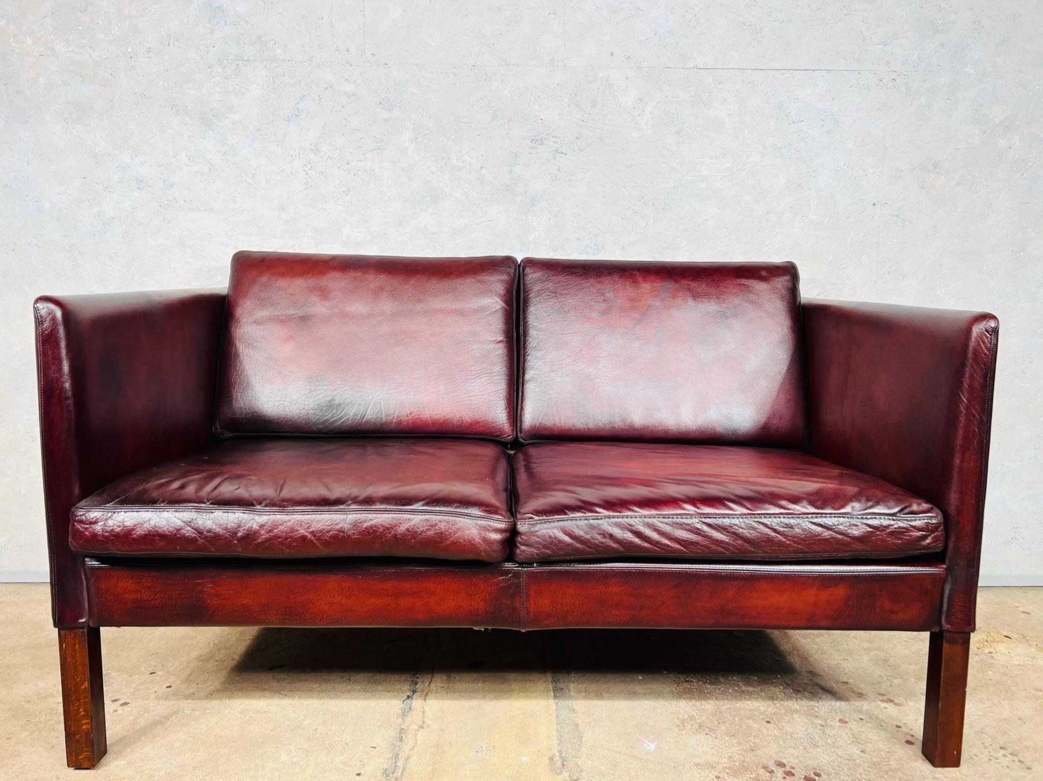 Elegant Vintage Danish 1970s Midcentury Chestnut Two Seater Leather Sofa In Good Condition For Sale In Lewes, GB