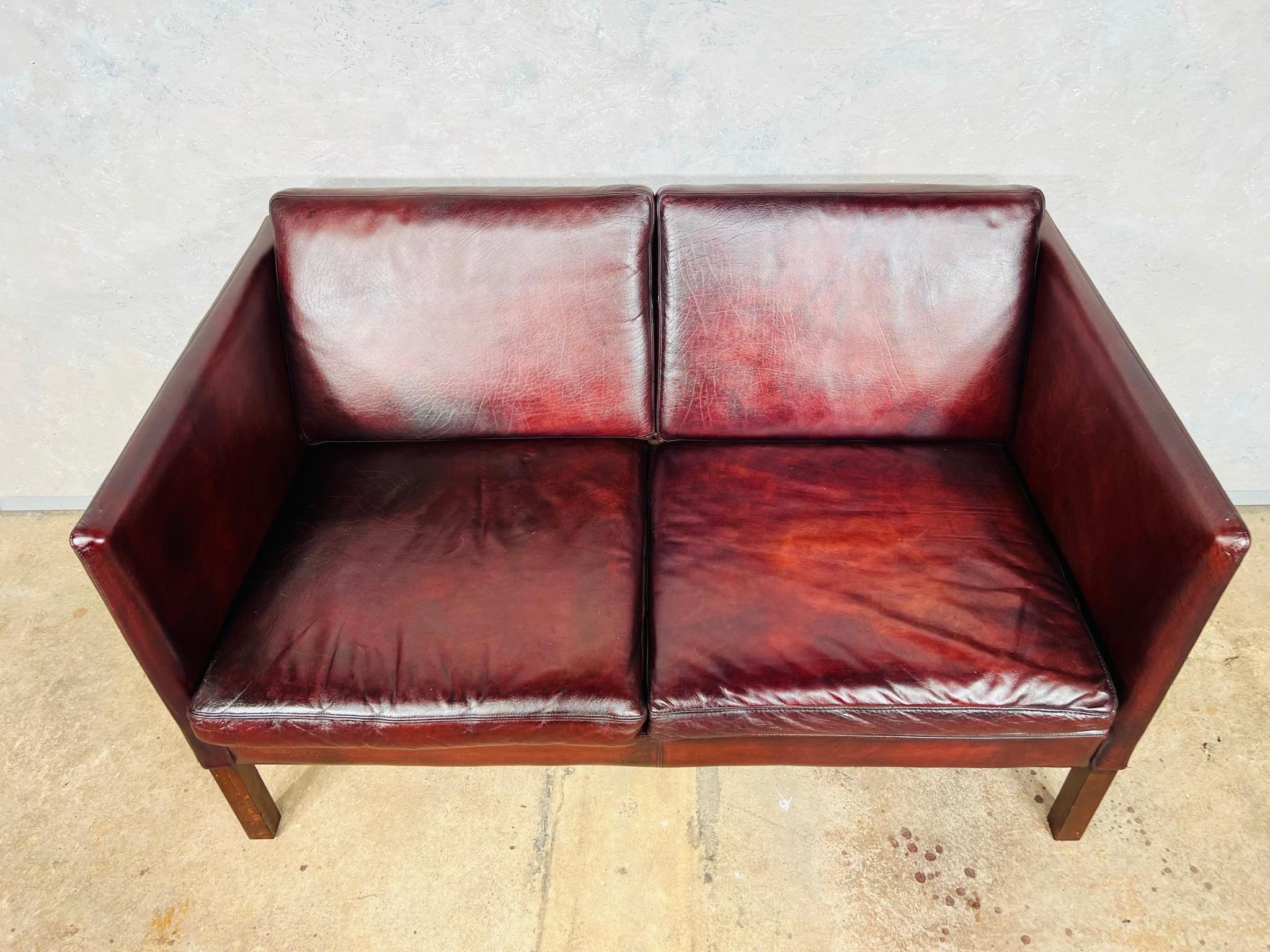 20th Century Elegant Vintage Danish 1970s Midcentury Chestnut Two Seater Leather Sofa For Sale