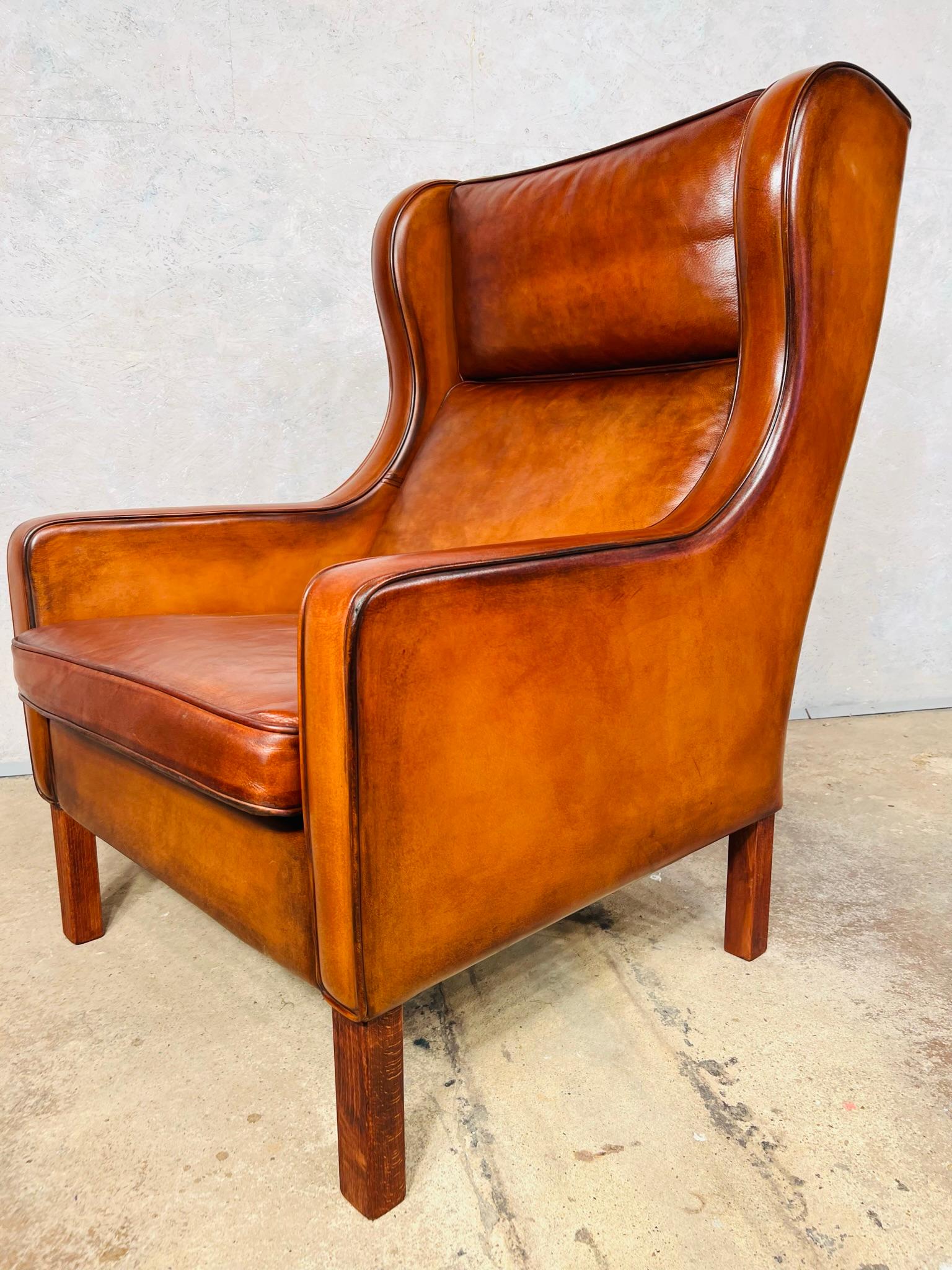 Magnifique fauteuil vintage danois des années 70, de grande qualité, avec une forme et des proportions magnifiques. Très belle assise. En très bon état avec une belle couleur tan patinée, le cuir est de grande qualité et a une belle finition et